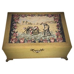Encantadora Caja Musical Pequeña con Decoración Bordada, Cuadrípode - 2Y309
