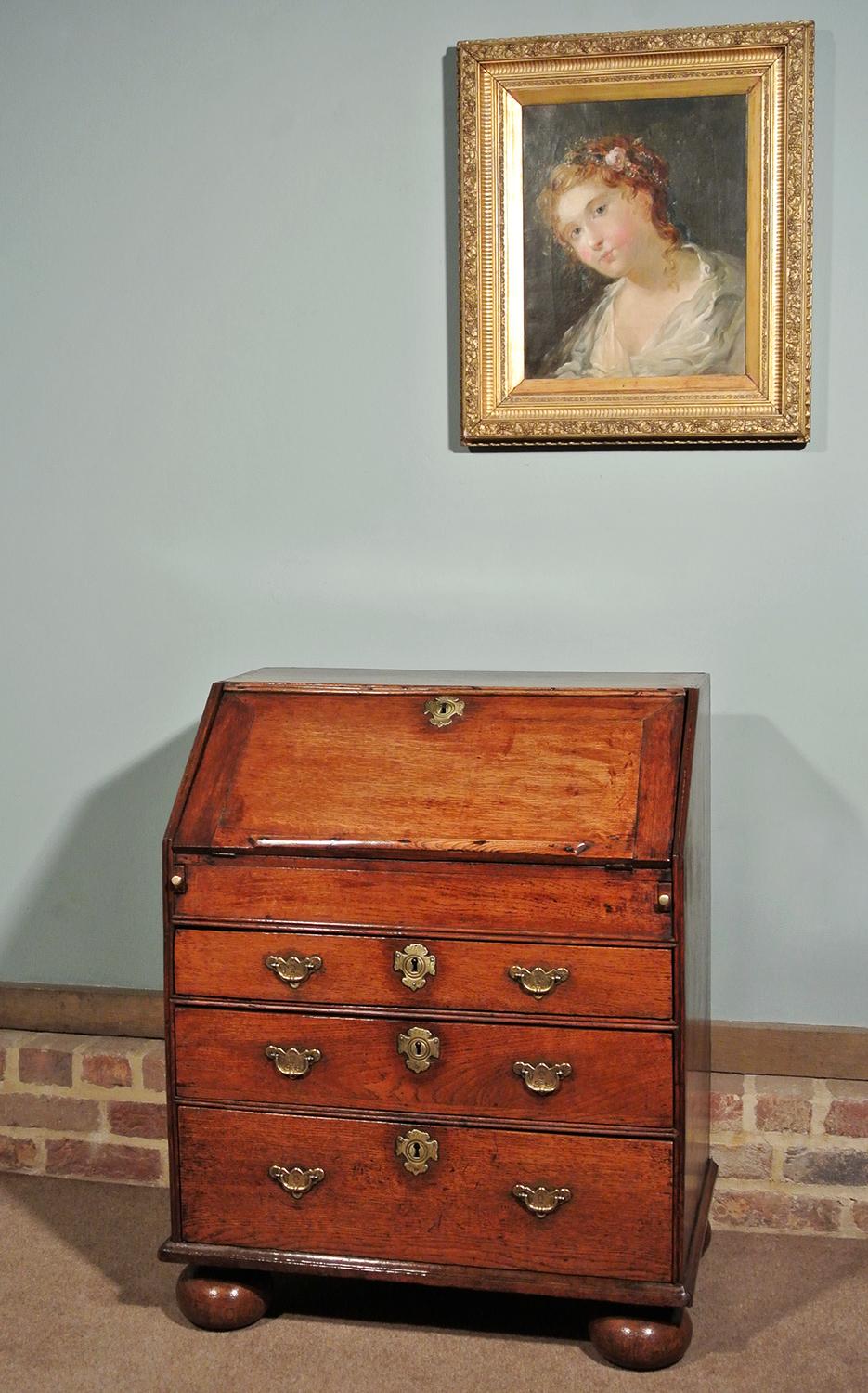 Small Queen Anne Oak Bureau, circa 1705 In Good Condition In Dallington, East Sussex