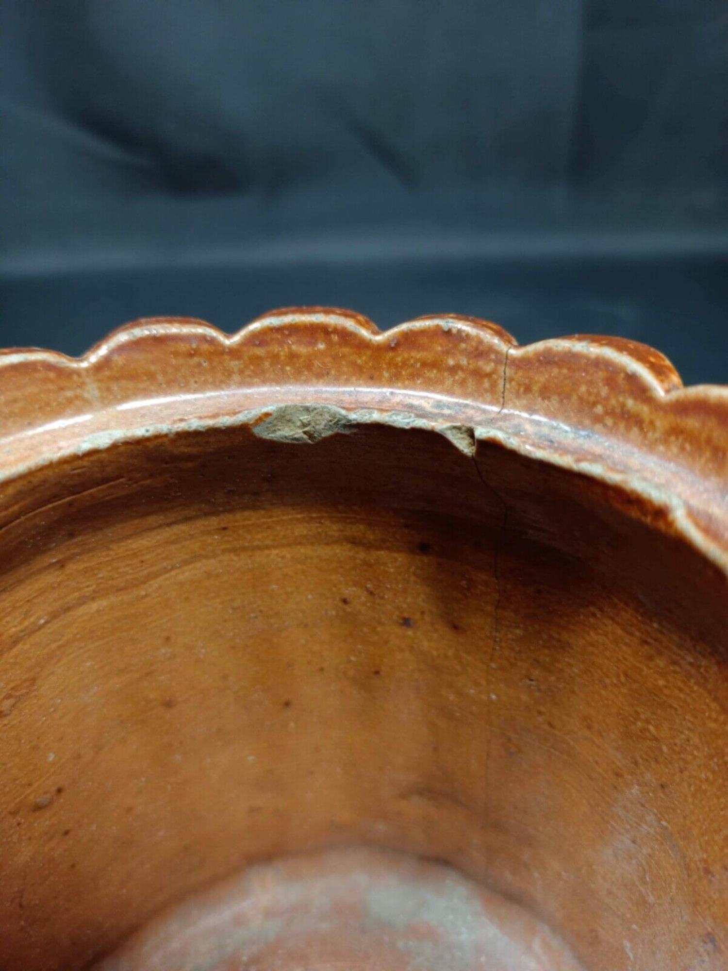 Encantadora maceta pequeña de terracota con diseño de viñedo - 2Y157 siglo XX en venta