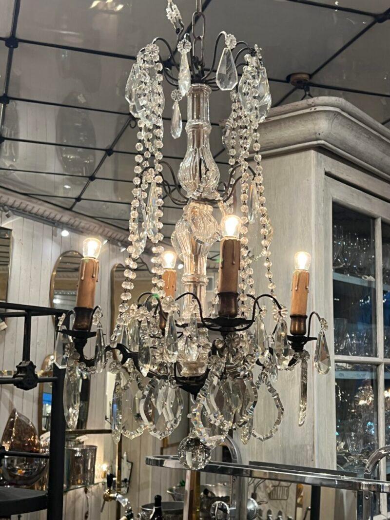 Bellissimo lampadario di piccole dimensioni in ottone brunito, proveniente dalla Francia intorno al 1900, con una meravigliosa serie di prismi e perline.

La corona presenta prismi sfaccettati di diverse dimensioni, tutti in affascinanti tonalità