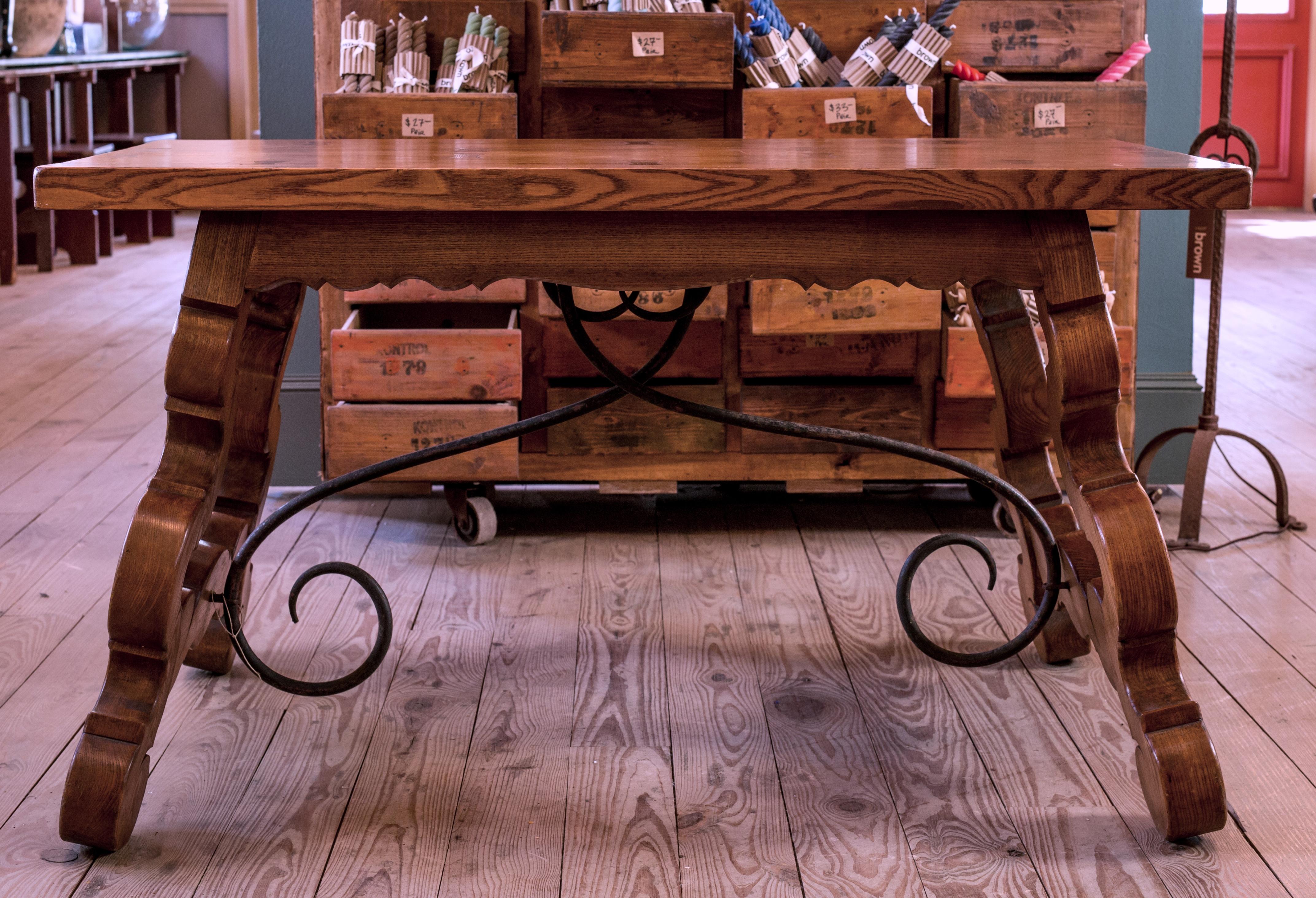 Charming Spanish Solid Oak Table with Iron Stretchers (Spanisch Kolonial)