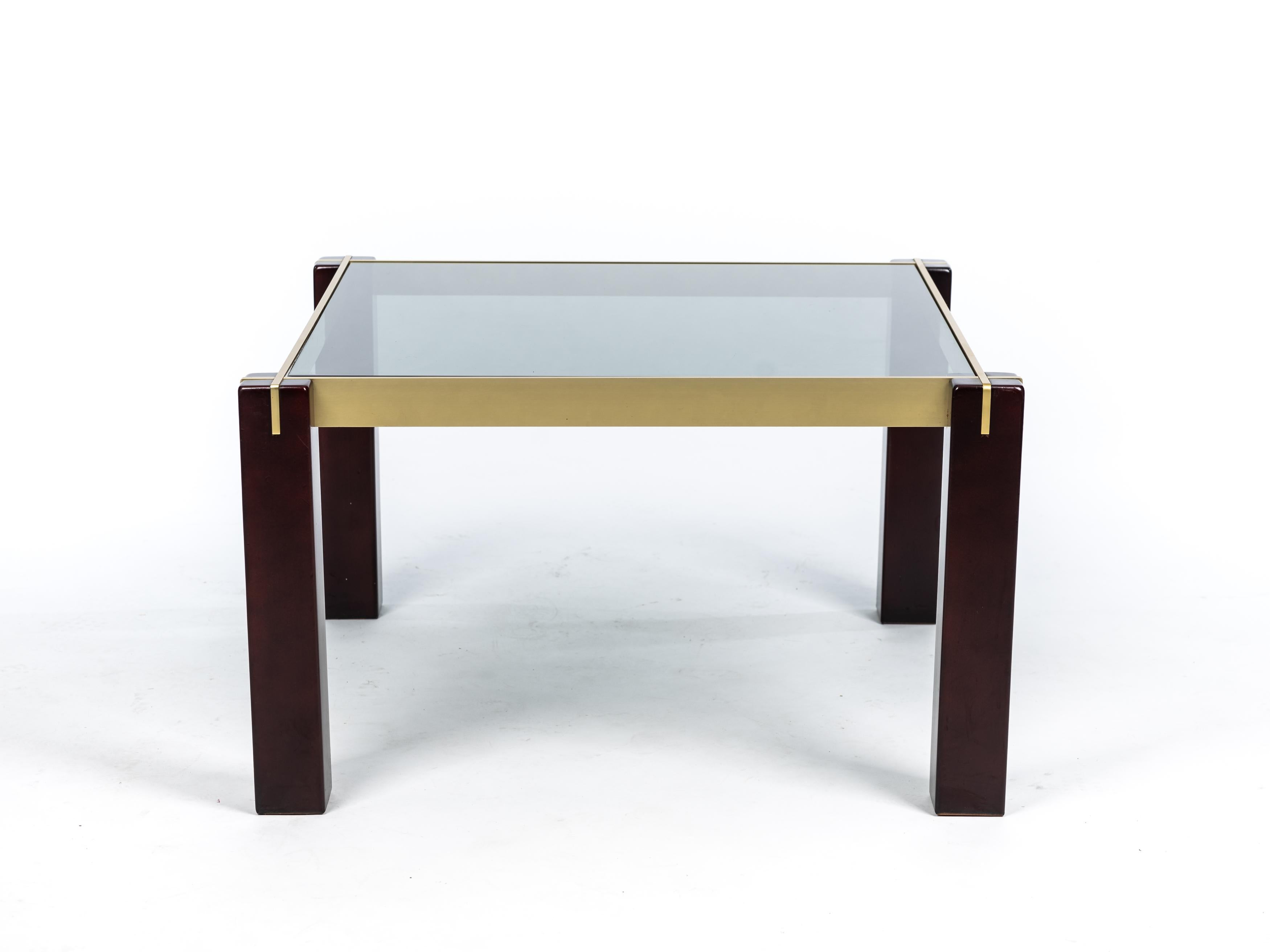 Tavolino o tavolino da caffè eccezionalmente elegante, di forma quadrata, realizzato nel nord Italia negli anni '60.

Si tratta di una costruzione molto sofisticata: le gambe in legno sono fissate solo da cinghie di ottone inserite e poi collegate