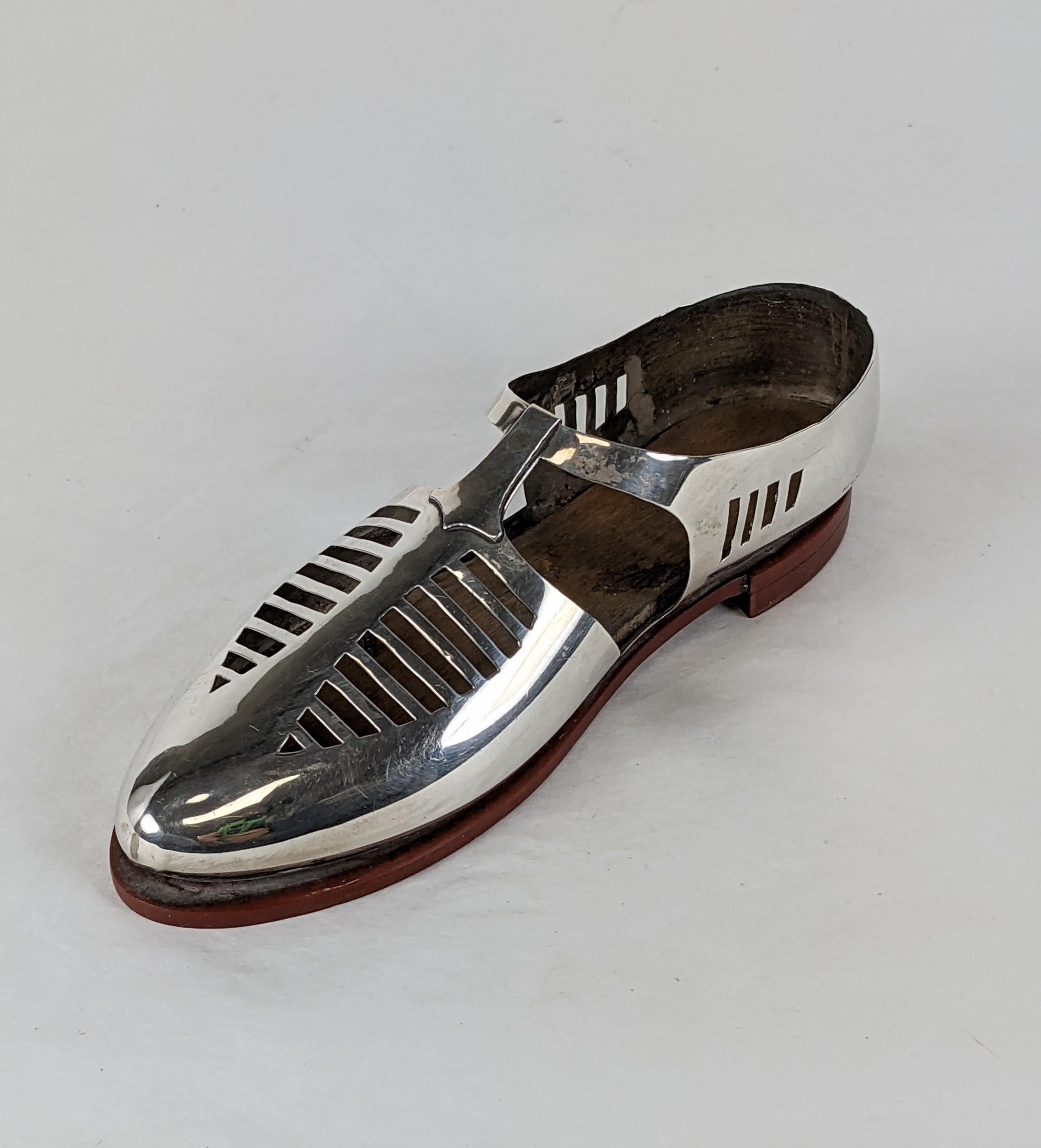 Charmanter Sterling Art Deco Schuh aus den 1920er Jahren. Ursprünglich als Nadelkissen für den Gebrauch hergestellt, dient es jetzt als Dekorationsobjekt. Super ungewöhnliches T-Strap-Design aus Sterling mit holzgefütterter Bakelit-Sohle. Die