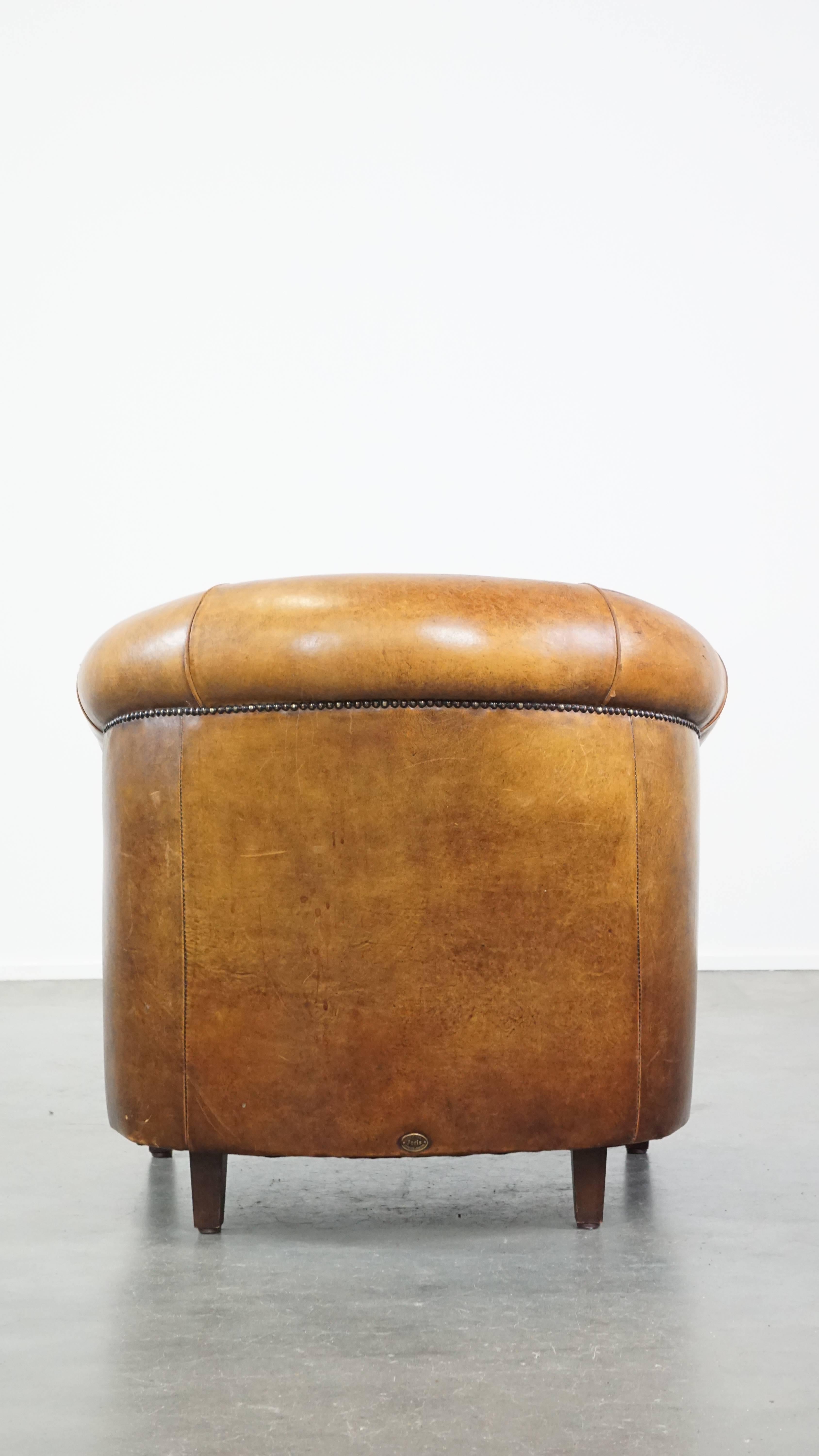 Charming, sturdy and comfortable cognac-colored sheepskin leather club armchair In Fair Condition For Sale In Harderwijk, NL