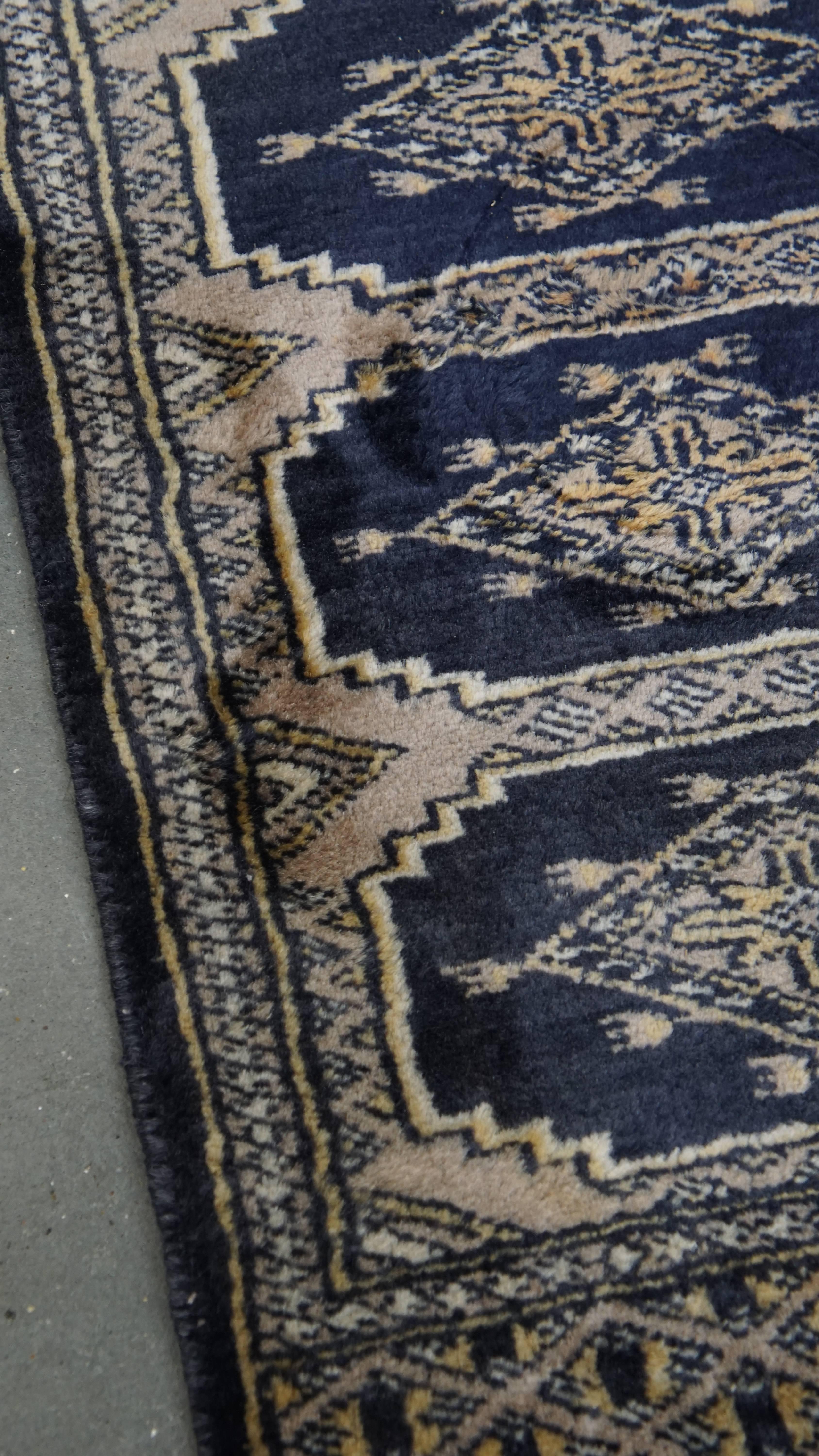 Offered is this charming and subtle decorative rug/runner in beautiful blue and beige tones, measuring 71x32 cm. Brighten up your home with this lovely piece!

It features attractive colors and beautiful detailing. Rugs like this are not only a