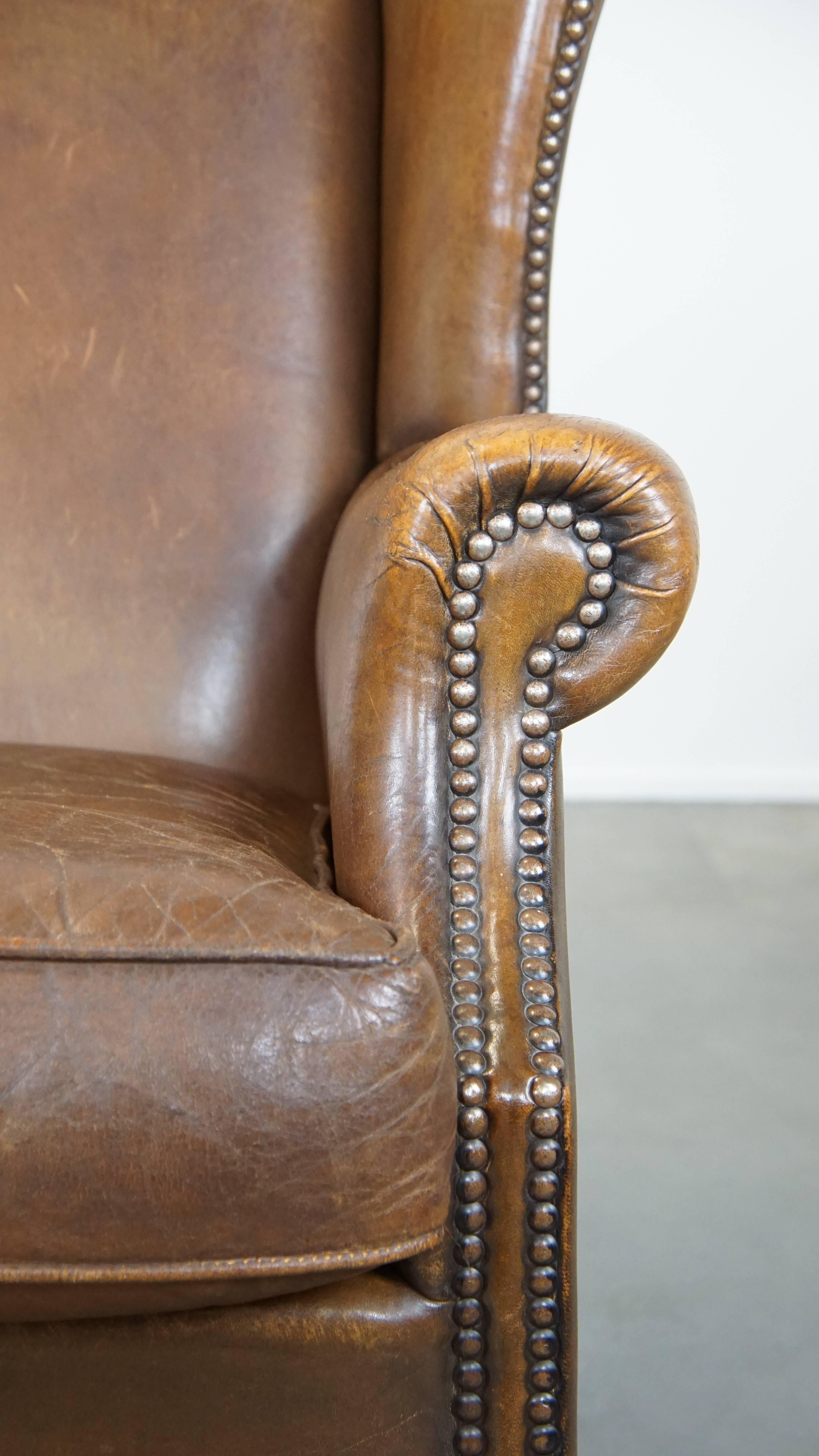 Charmante et subtile chaise à oreilles en peau de mouton de style anglais avec de belles couleurs en vente 3