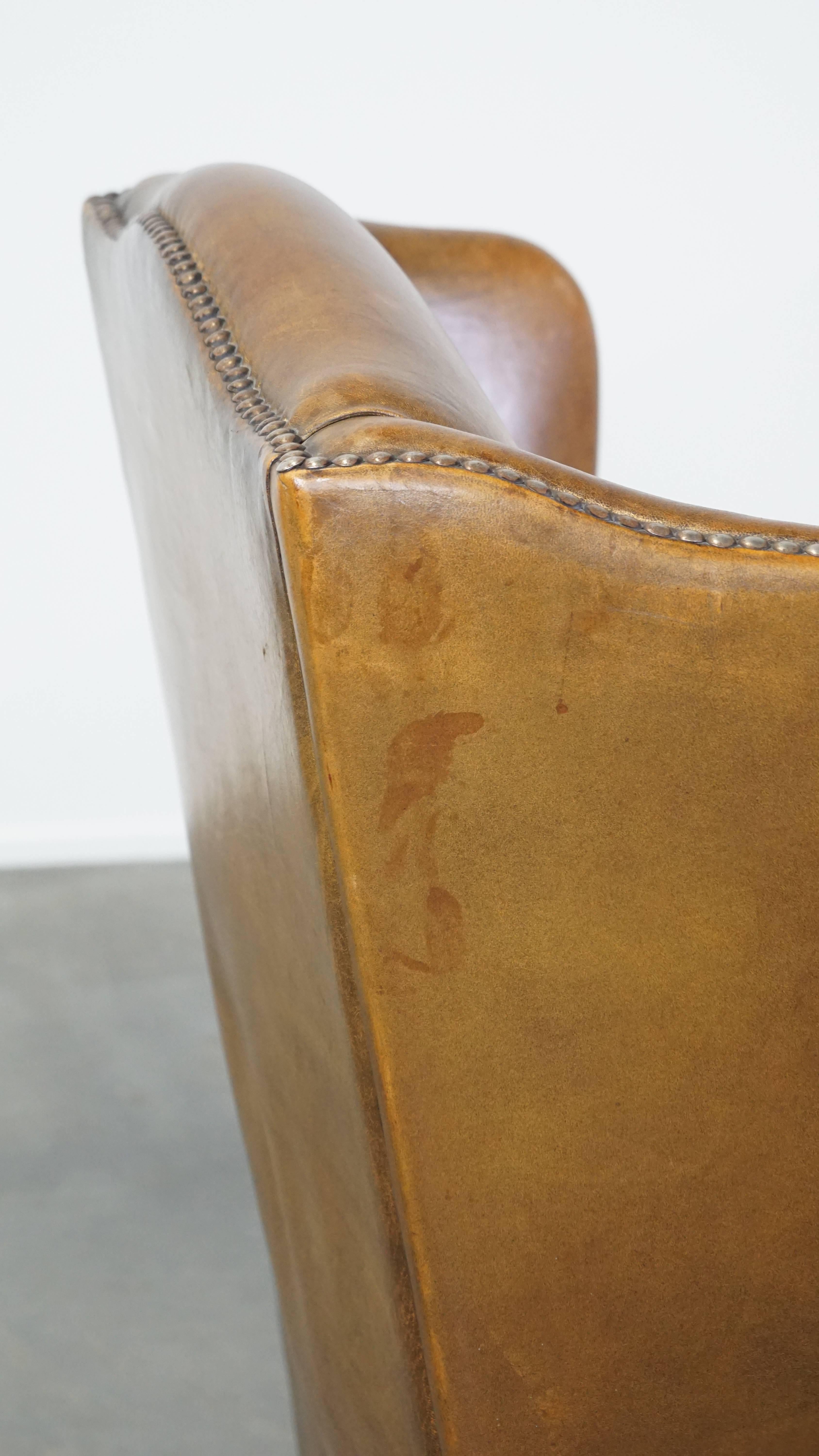 Charmante et subtile chaise à oreilles en peau de mouton de style anglais avec de belles couleurs en vente 4