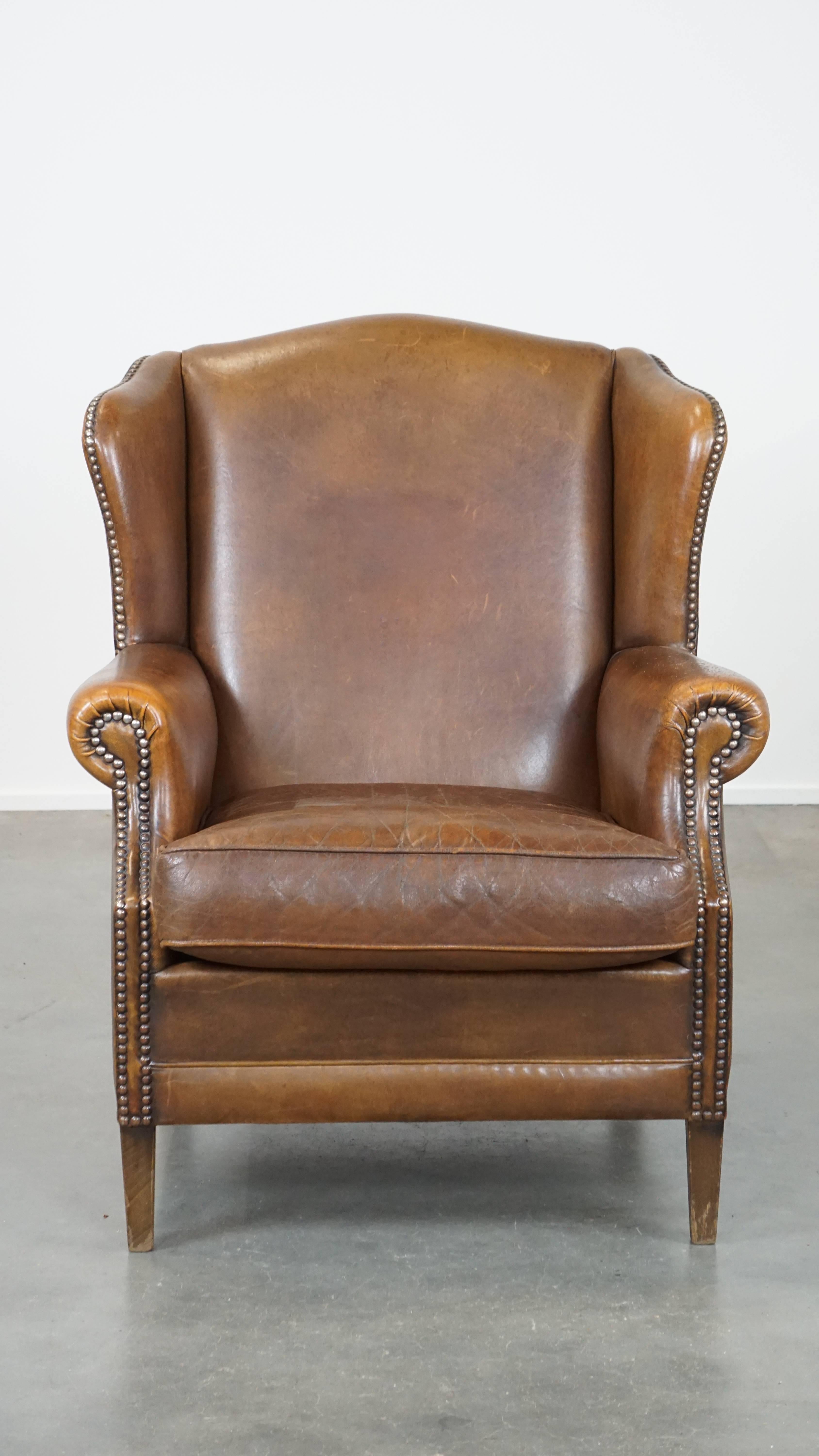 Offert ce charmant et subtil fauteuil à oreilles en peau de mouton de style anglais avec de belles couleurs et un excellent confort d'assise.

Un petit bijou de charme qui trouvera sa place aussi bien dans un intérieur classique que moderne. Si cela