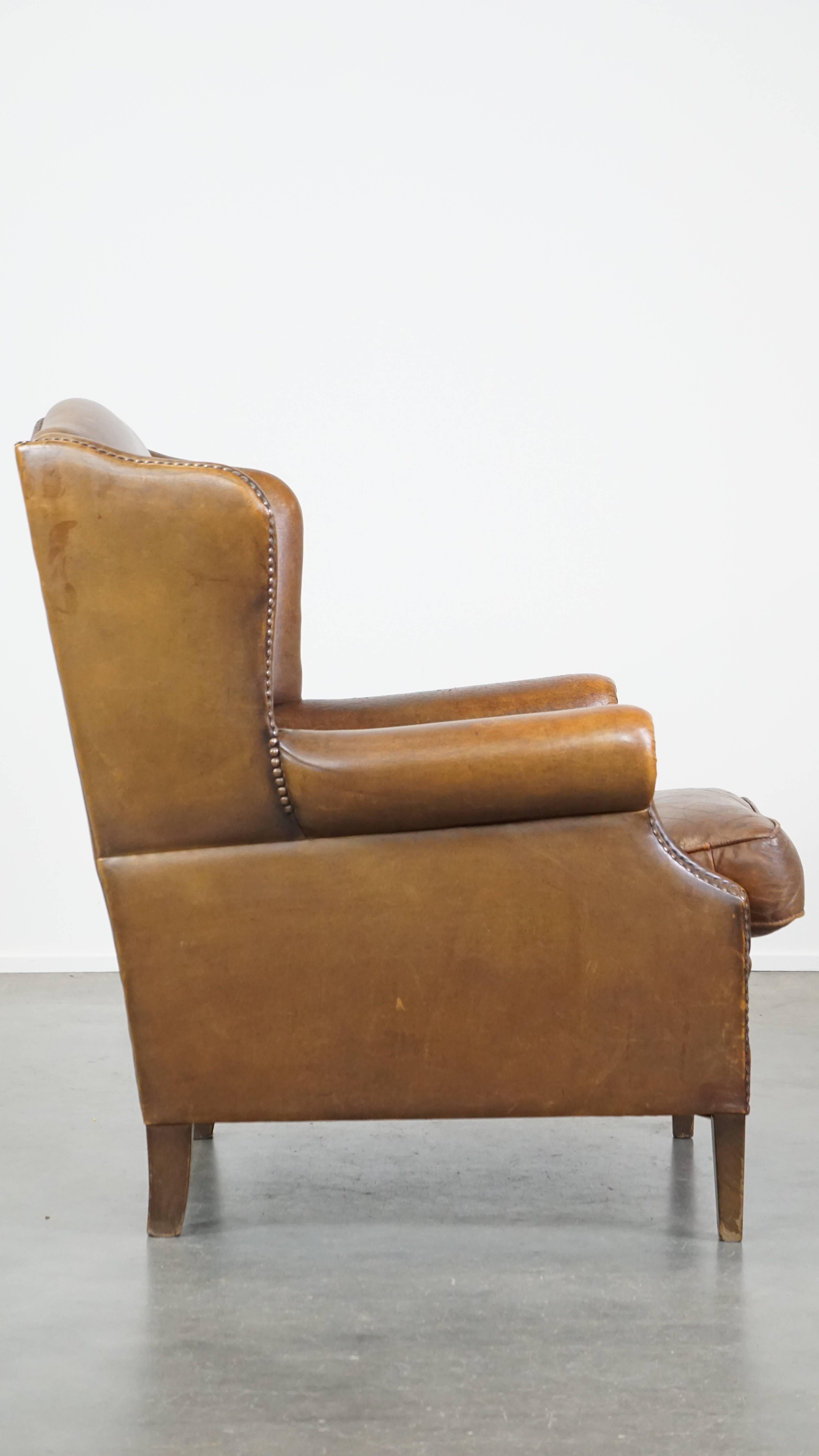 Néerlandais Charmante et subtile chaise à oreilles en peau de mouton de style anglais avec de belles couleurs en vente