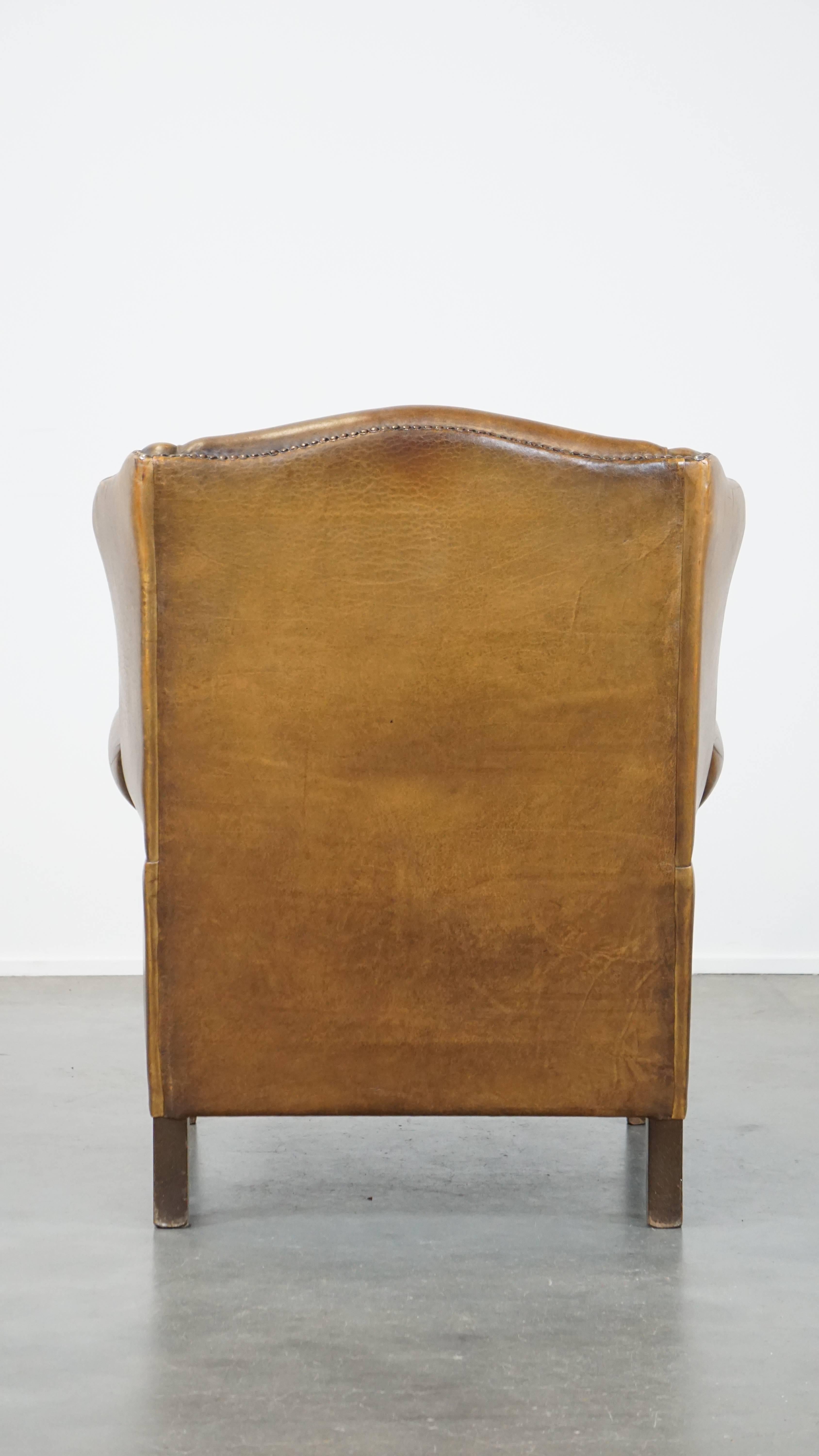 Fait main Charmante et subtile chaise à oreilles en peau de mouton de style anglais avec de belles couleurs en vente