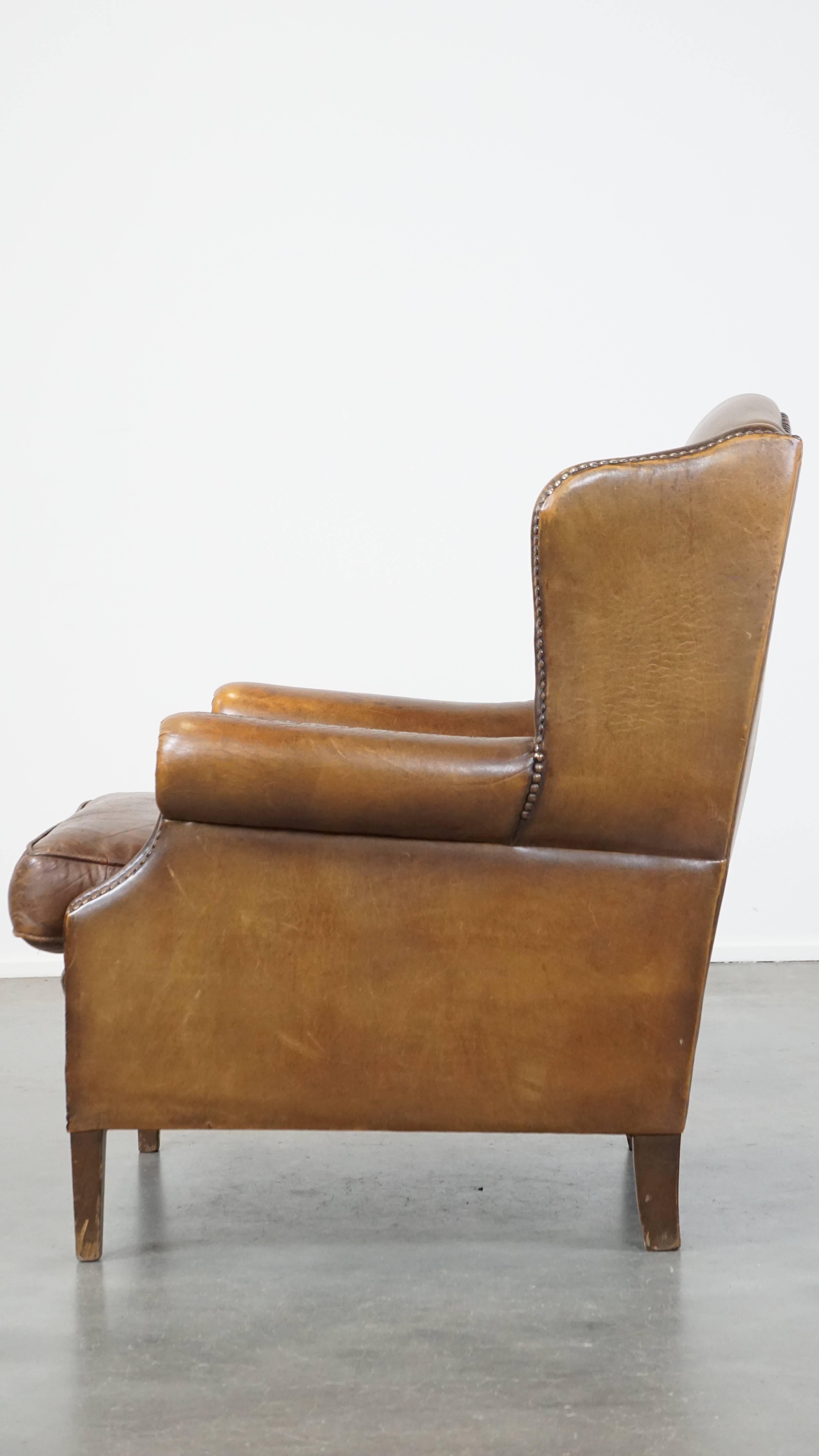 Charmante et subtile chaise à oreilles en peau de mouton de style anglais avec de belles couleurs État moyen - En vente à Harderwijk, NL