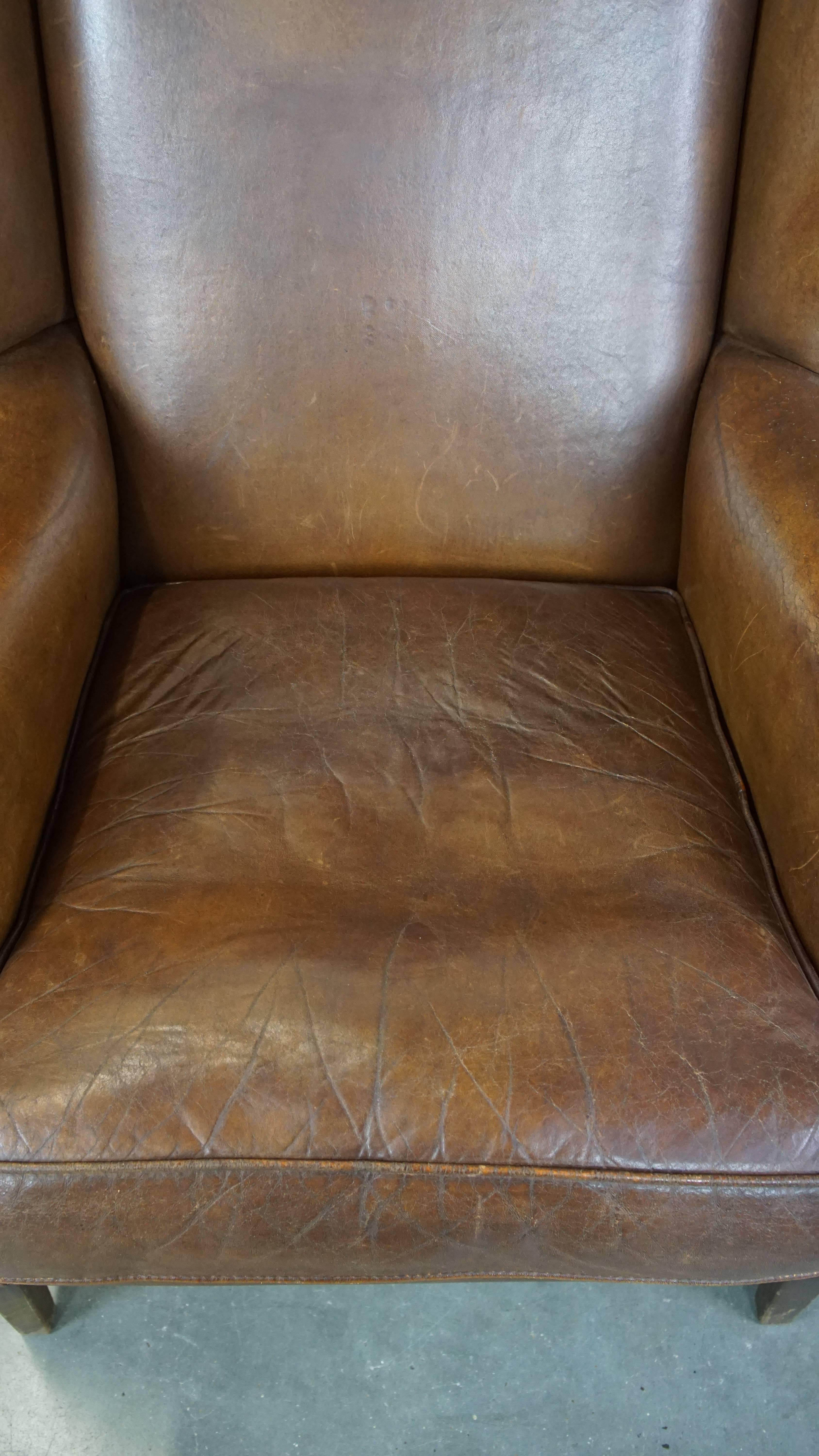 XXIe siècle et contemporain Charmante et subtile chaise à oreilles en peau de mouton de style anglais avec de belles couleurs en vente