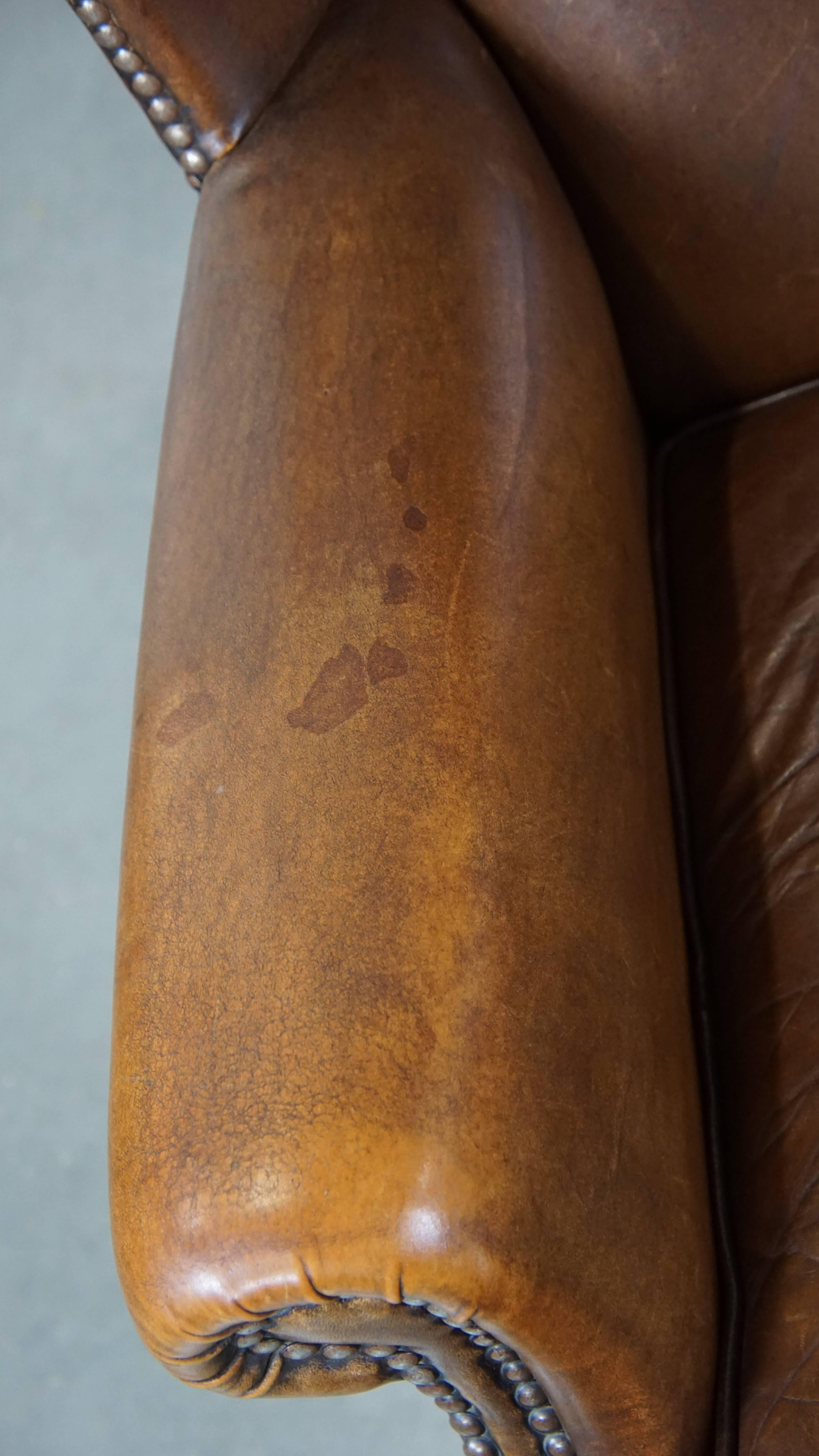Cuir Charmante et subtile chaise à oreilles en peau de mouton de style anglais avec de belles couleurs en vente