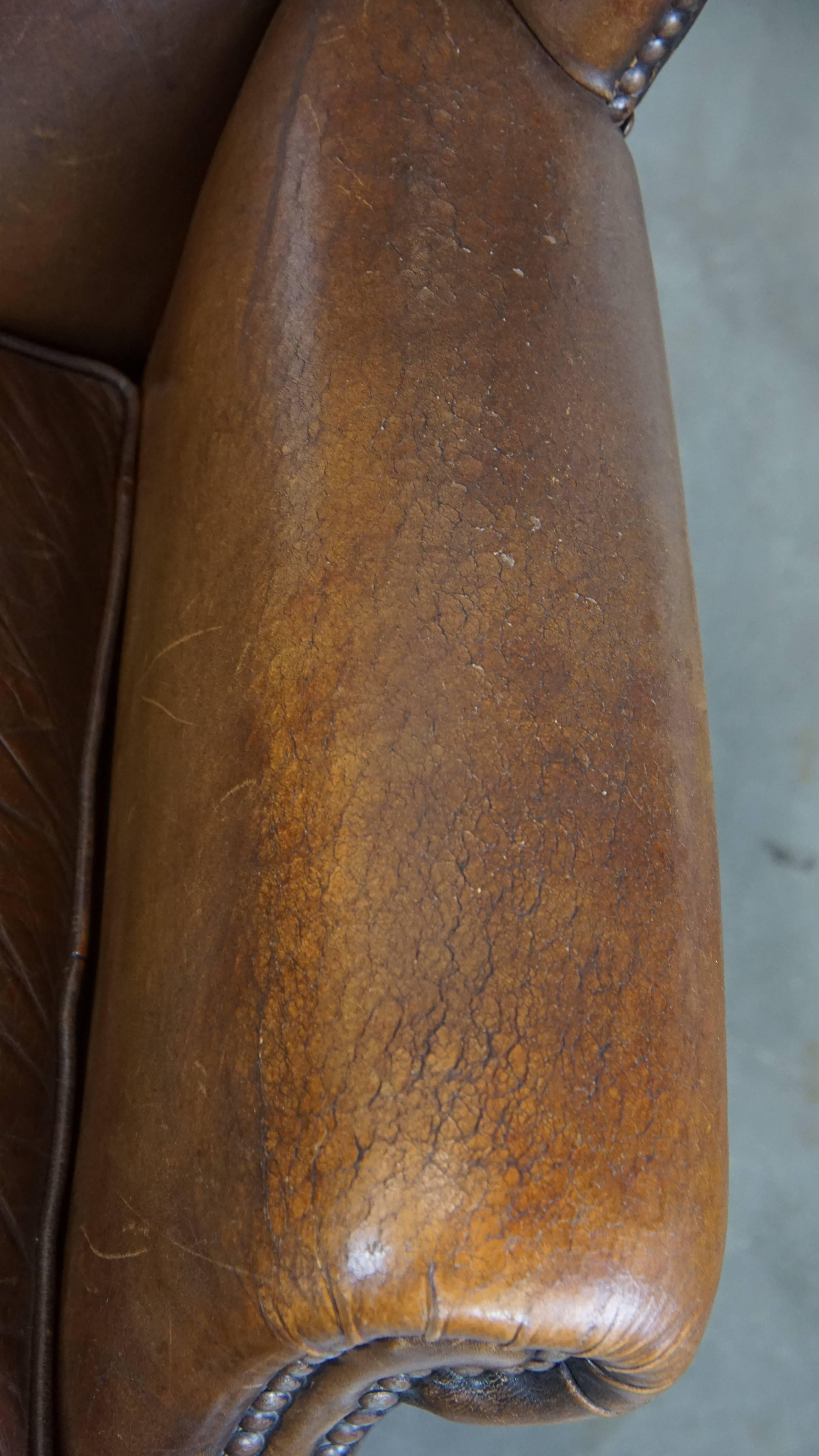 Charmante et subtile chaise à oreilles en peau de mouton de style anglais avec de belles couleurs en vente 1
