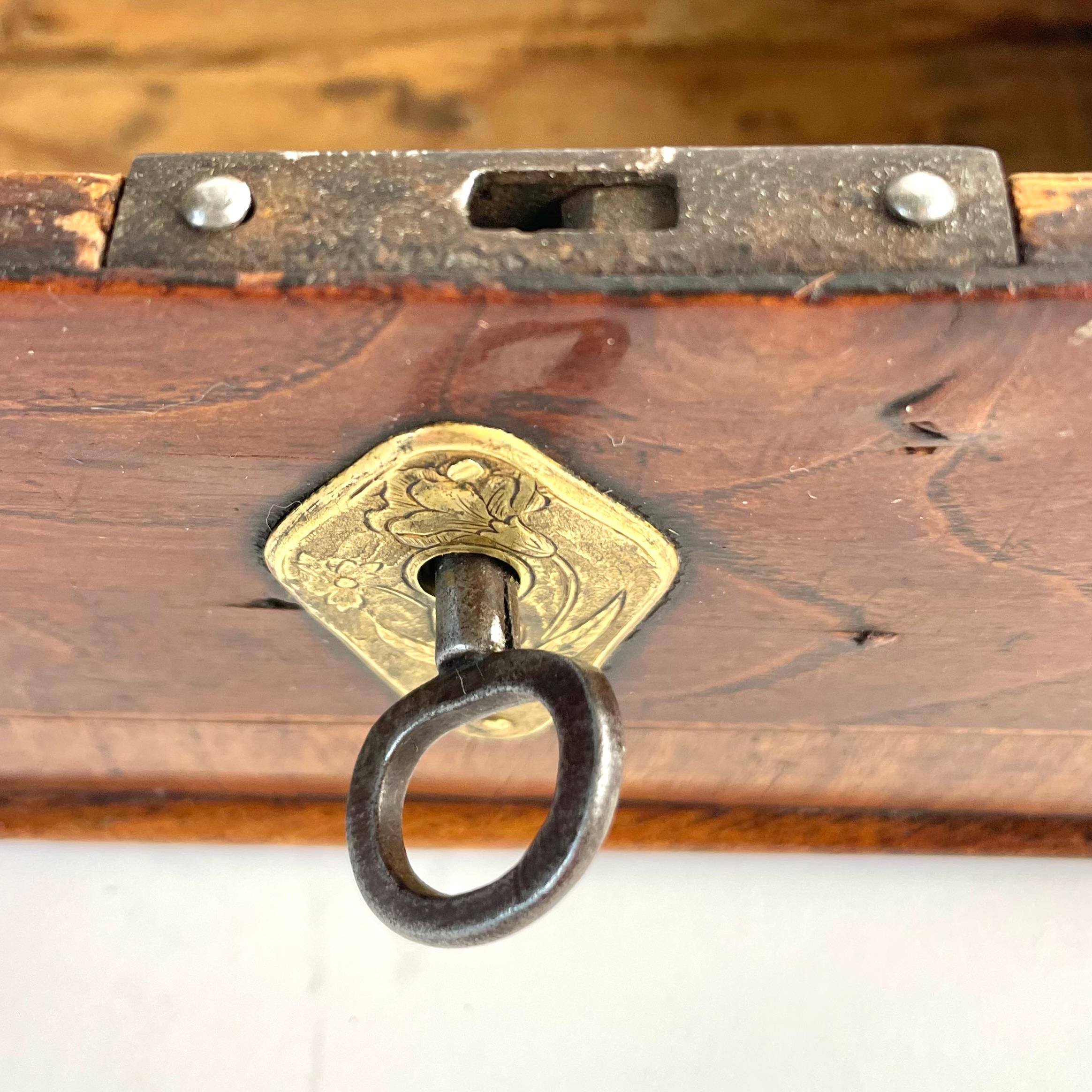 Incantevole scatola barocca svedese in olmo e legno di frutta, inizio XVIII secolo in vendita 4
