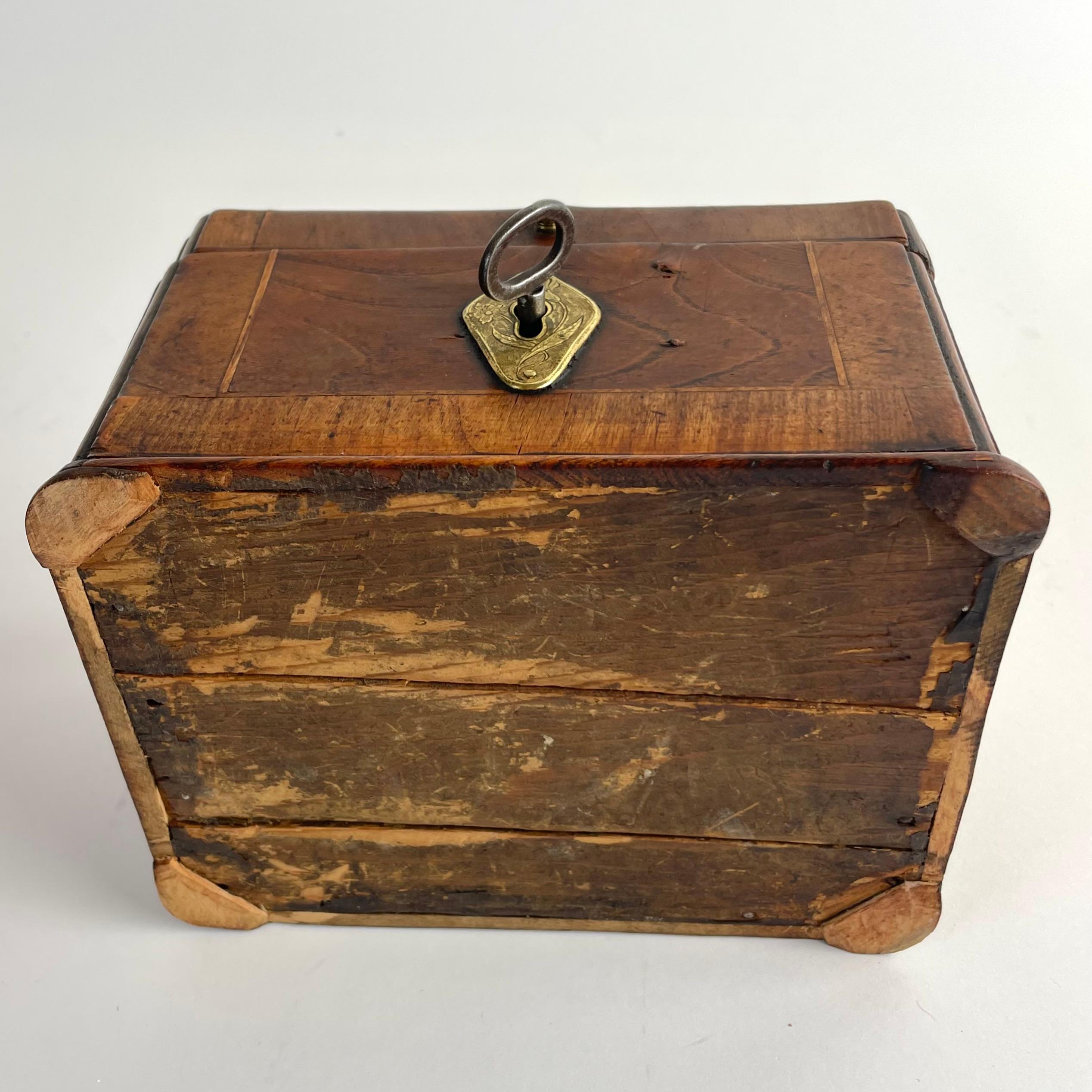 Incantevole scatola barocca svedese in olmo e legno di frutta, inizio XVIII secolo in vendita 7