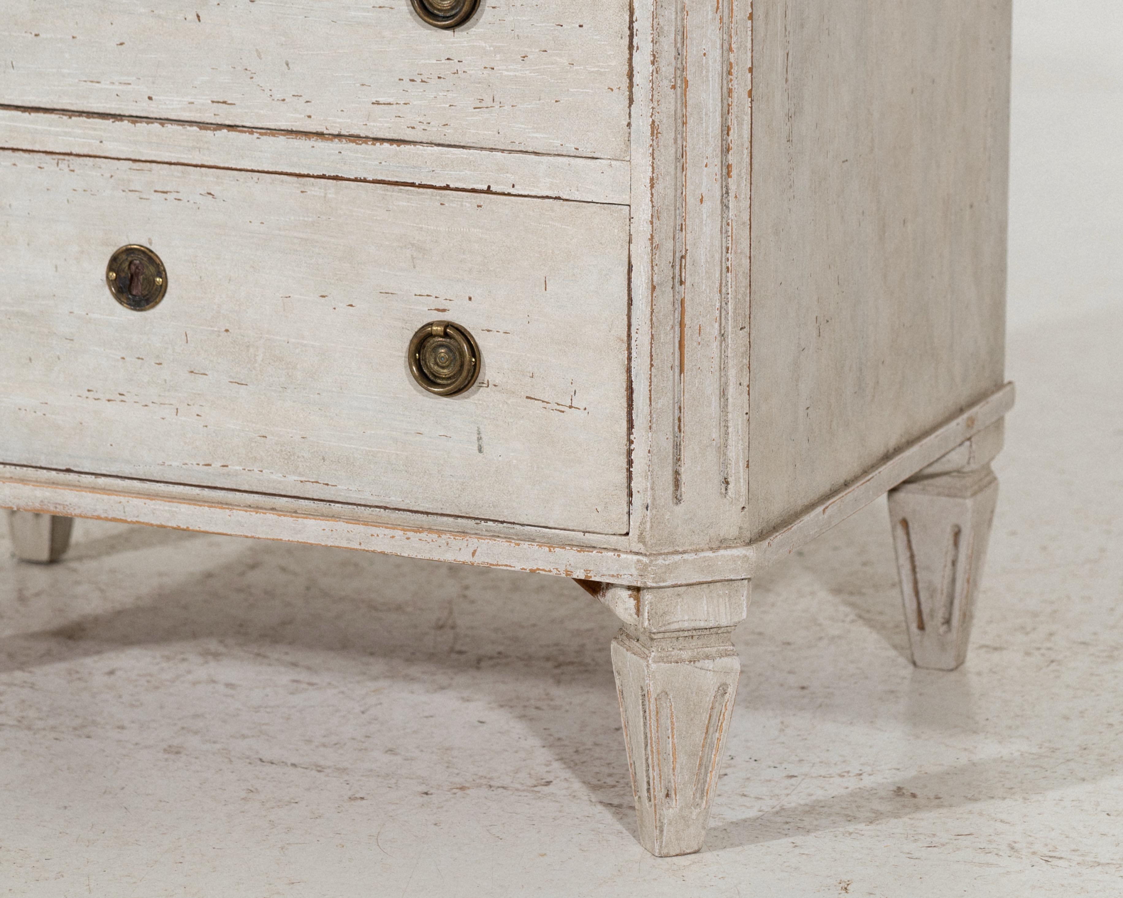 Legno Incantevole cassapanca svedese con intagli, circa 1900. in vendita