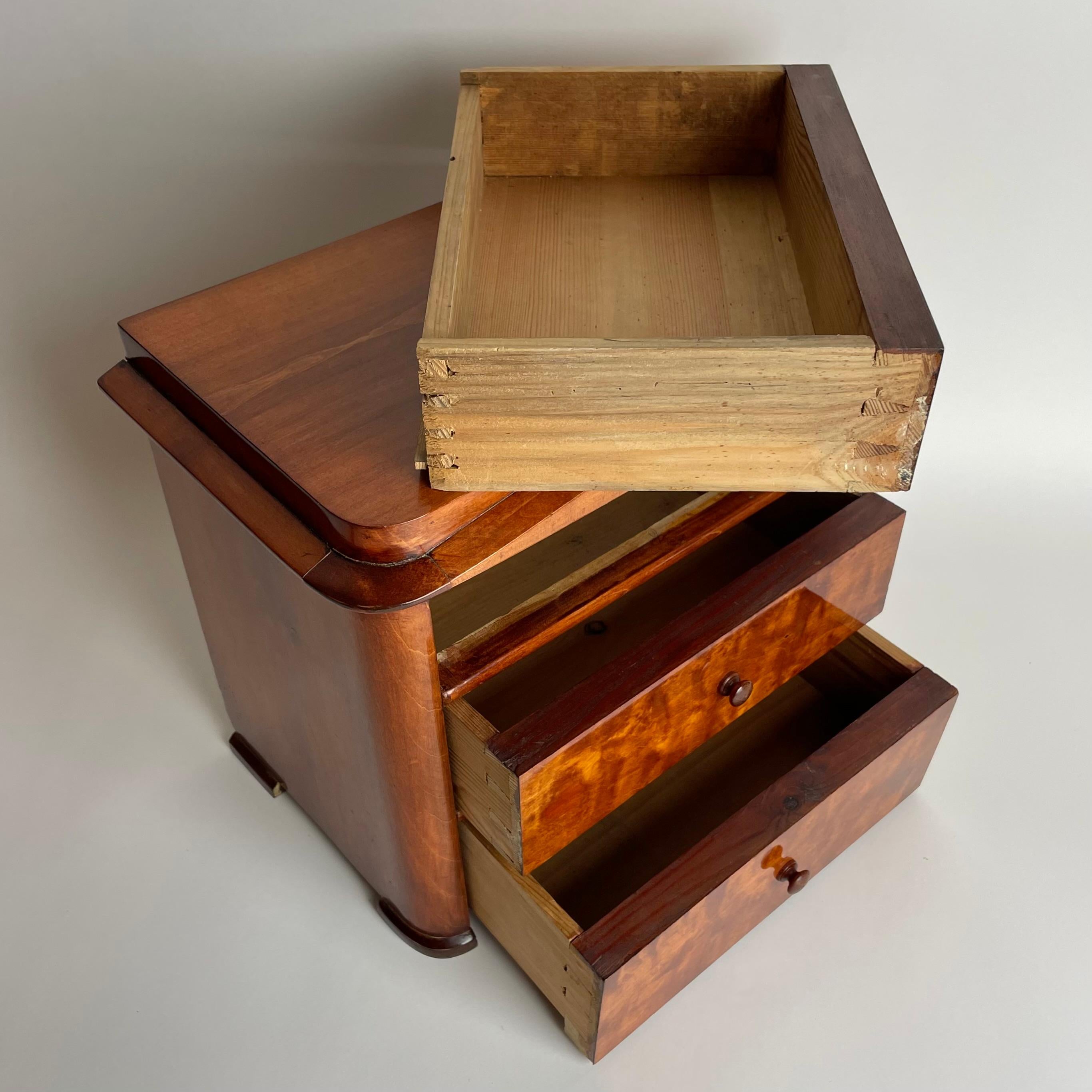 Charmante commode miniature suédoise en bouleau de Karl Johan des années 1820 en vente 3