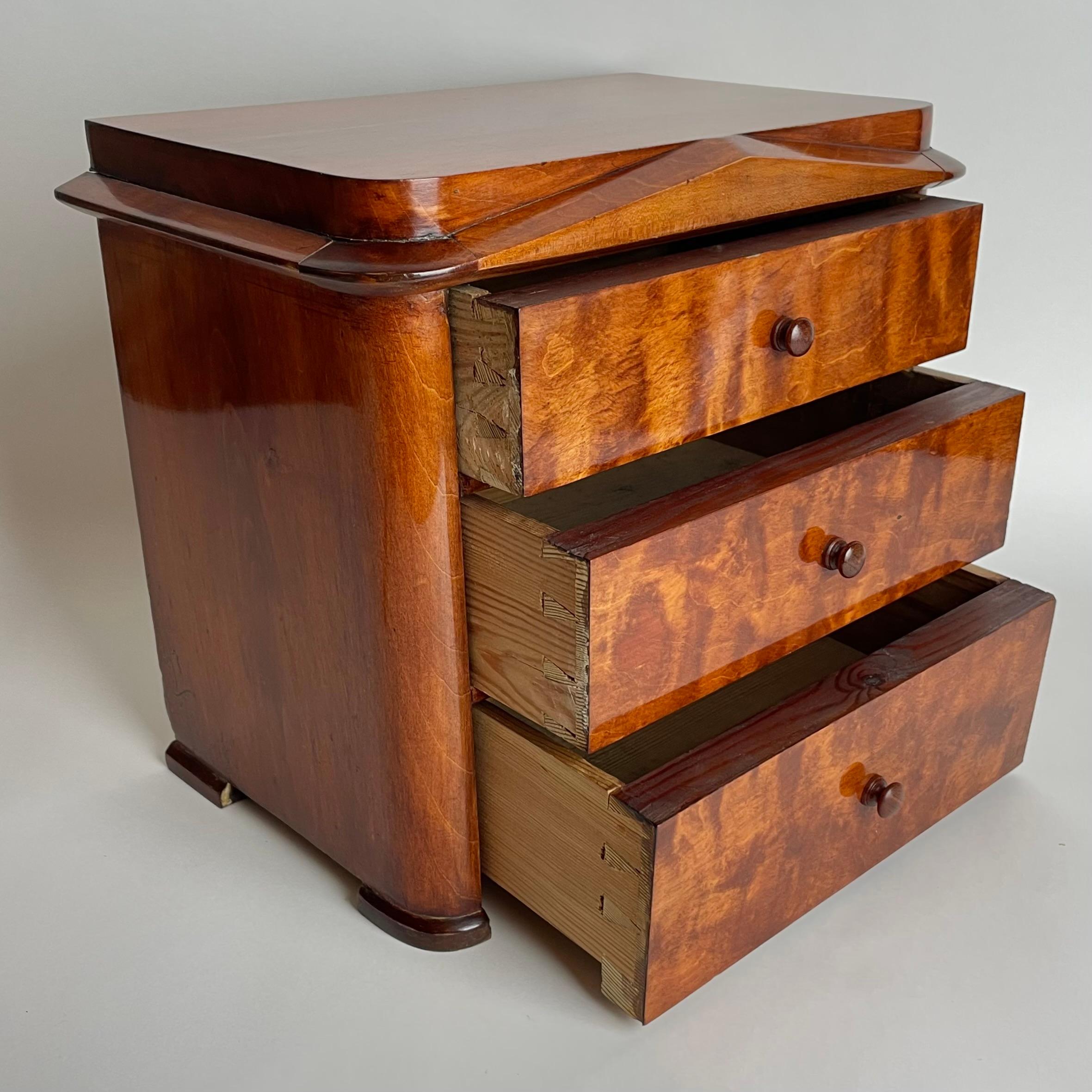Charmante commode miniature suédoise en bouleau de Karl Johan des années 1820 en vente 4