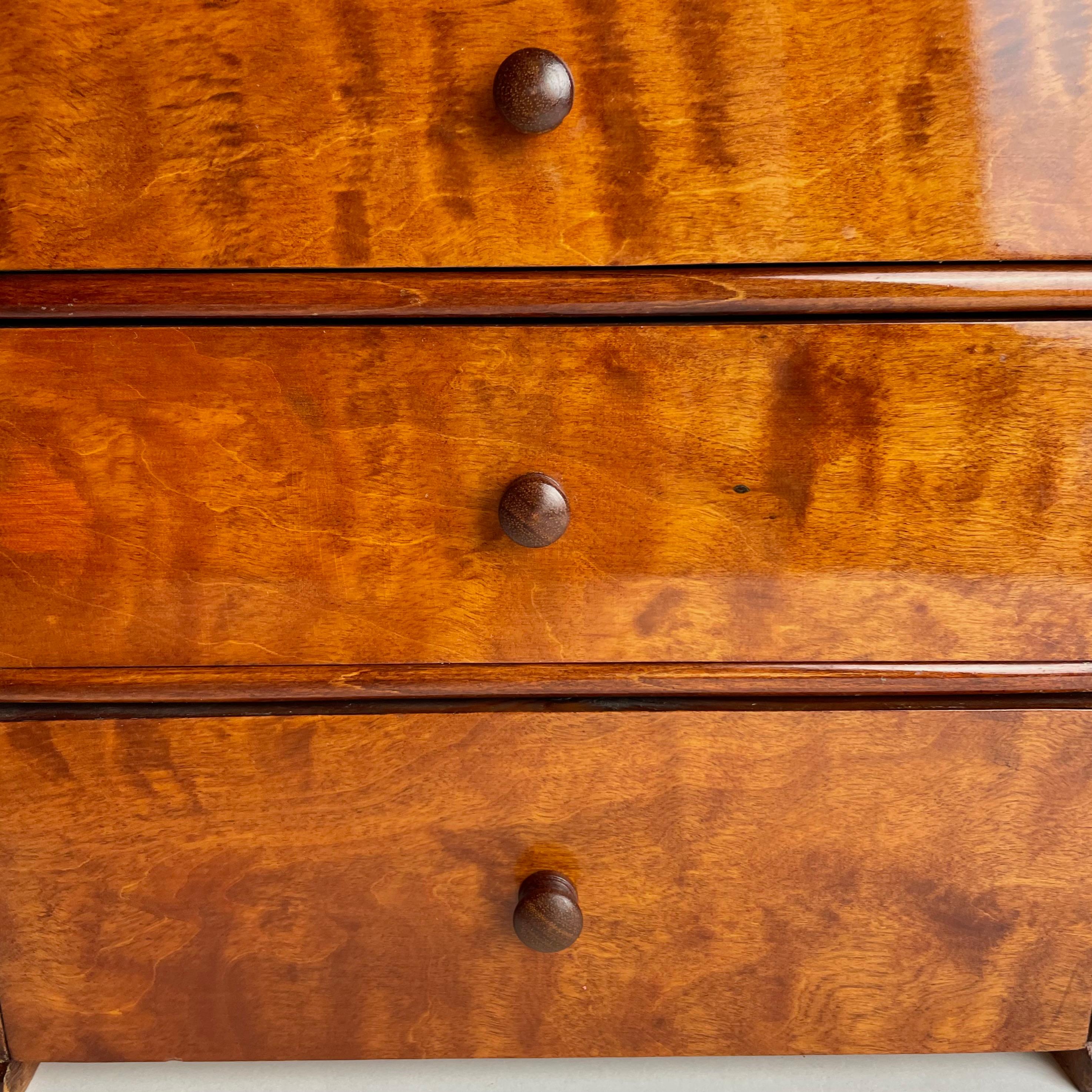 Charmante commode miniature suédoise en bouleau de Karl Johan des années 1820 en vente 5