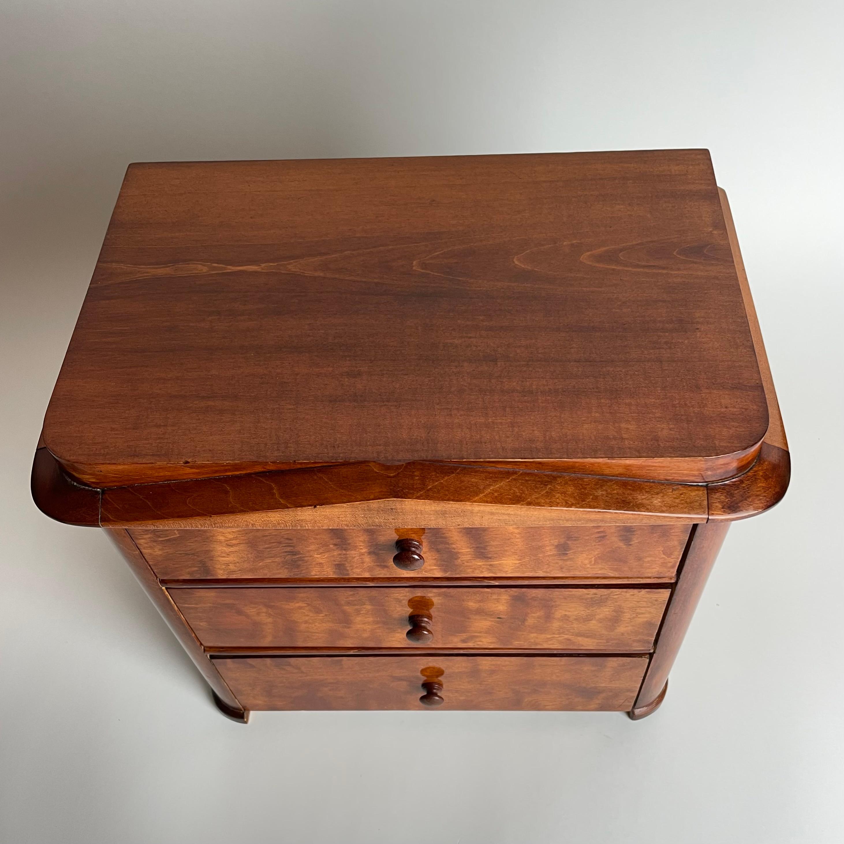 Charmante commode miniature suédoise en bouleau de Karl Johan des années 1820 en vente 6