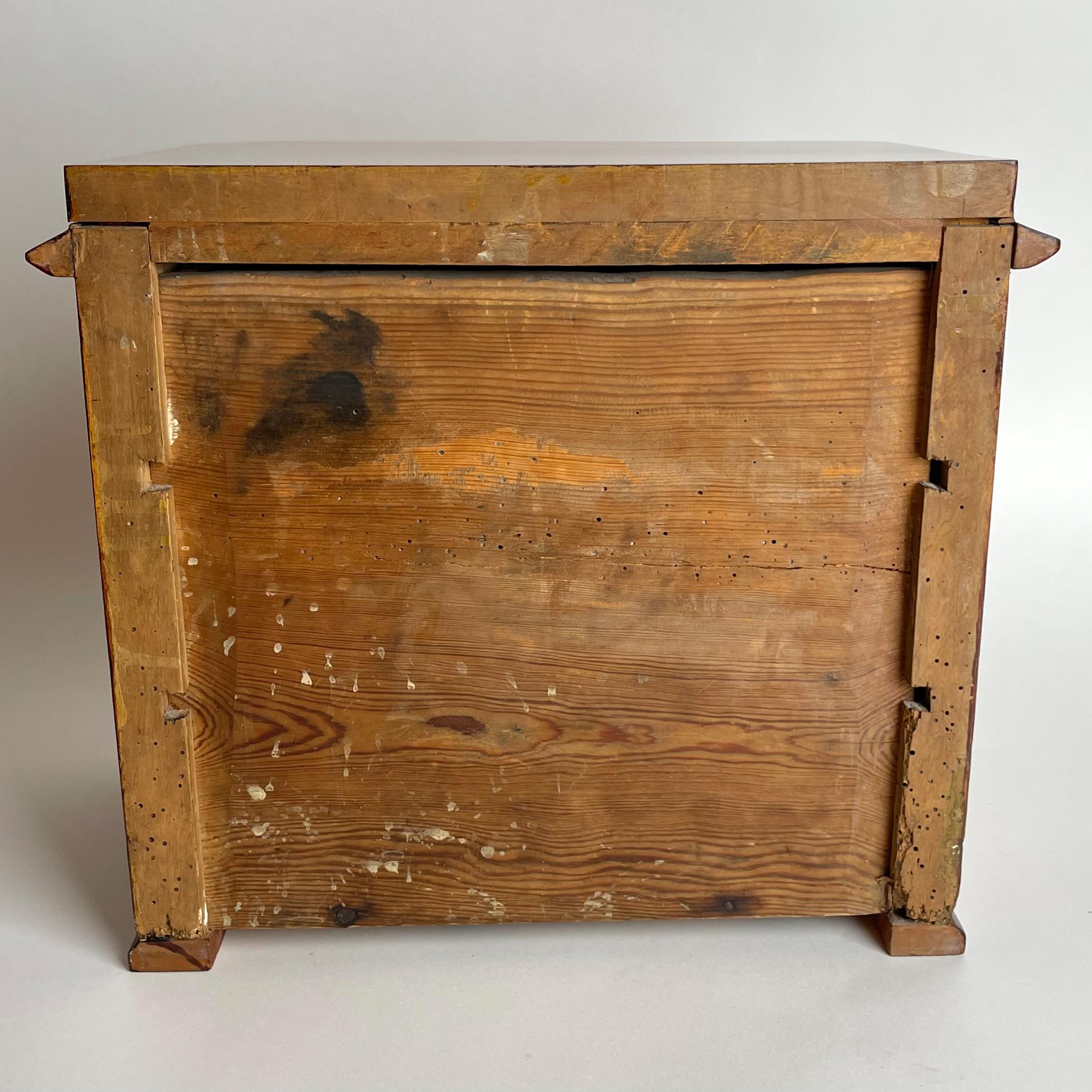 Charmante commode miniature suédoise en bouleau de Karl Johan des années 1820 en vente 7