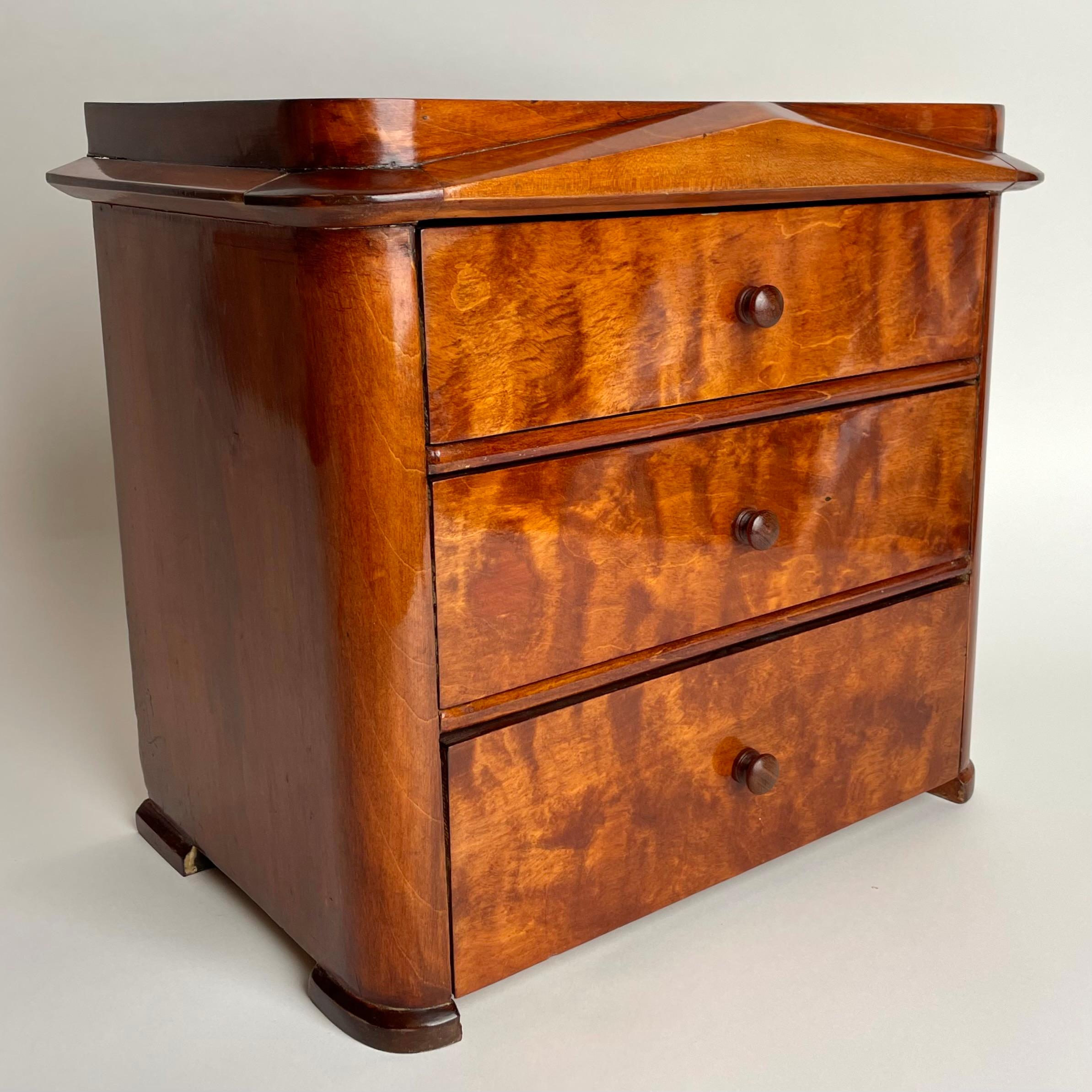 Carl-Johan Charmante commode miniature suédoise en bouleau de Karl Johan des années 1820 en vente