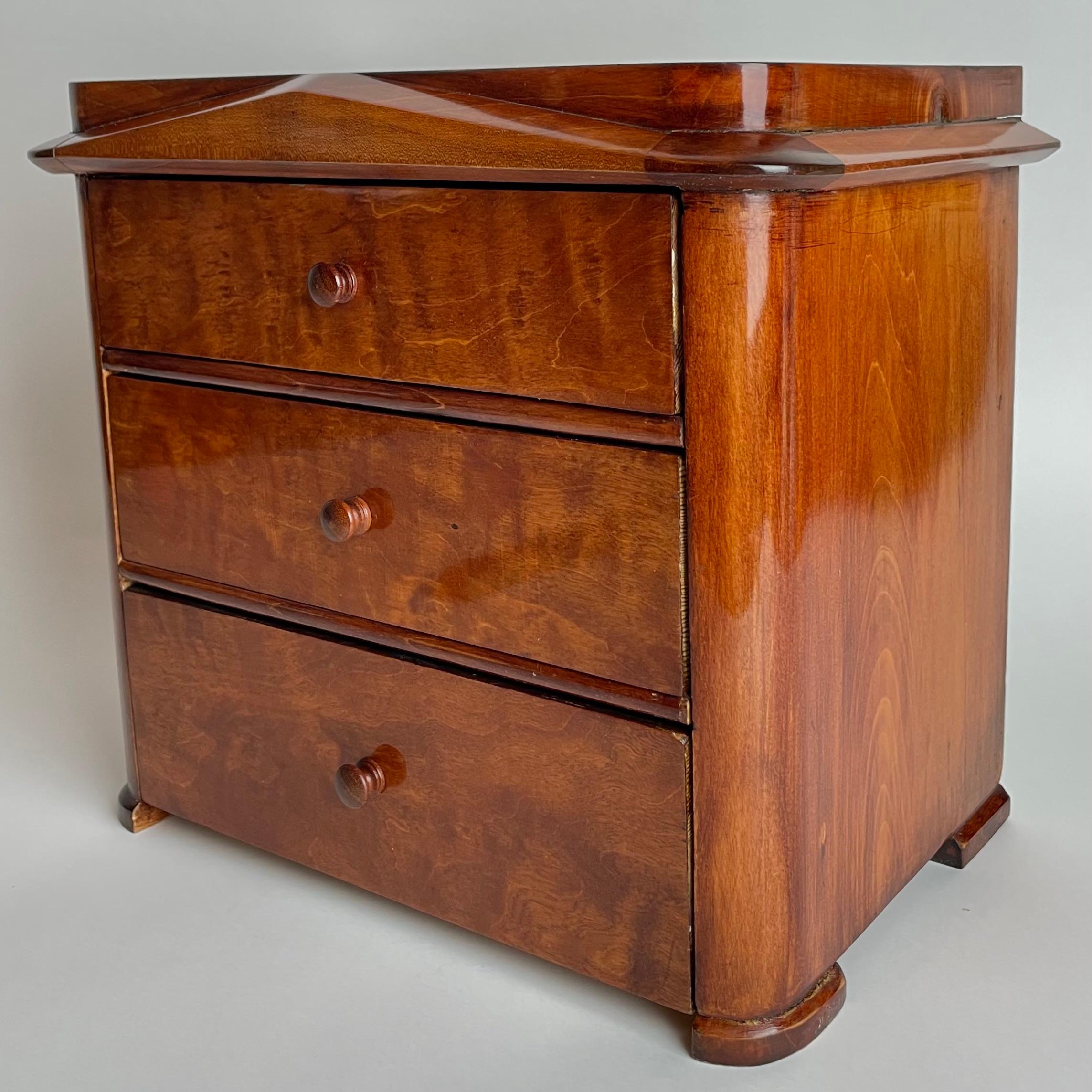 Suédois Charmante commode miniature suédoise en bouleau de Karl Johan des années 1820 en vente