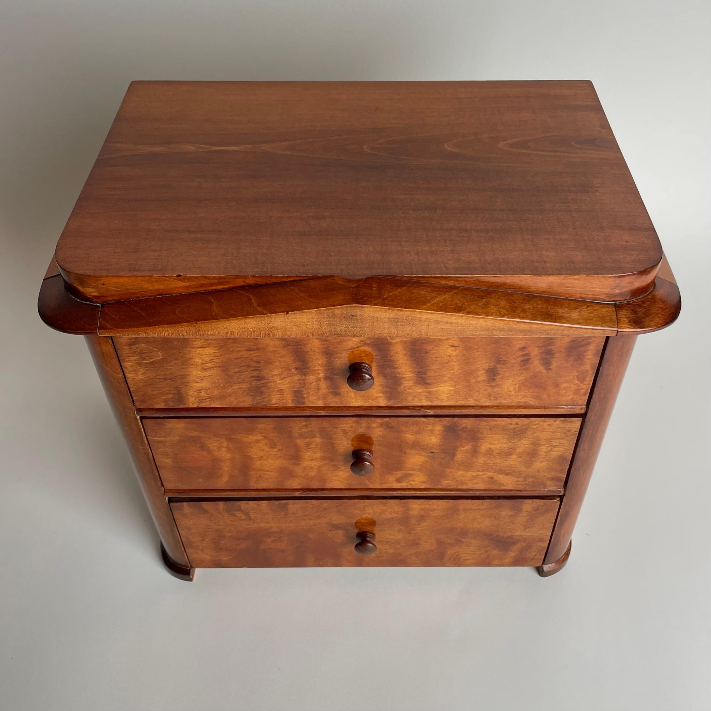 Charmante commode miniature suédoise en bouleau de Karl Johan des années 1820 Bon état - En vente à Knivsta, SE