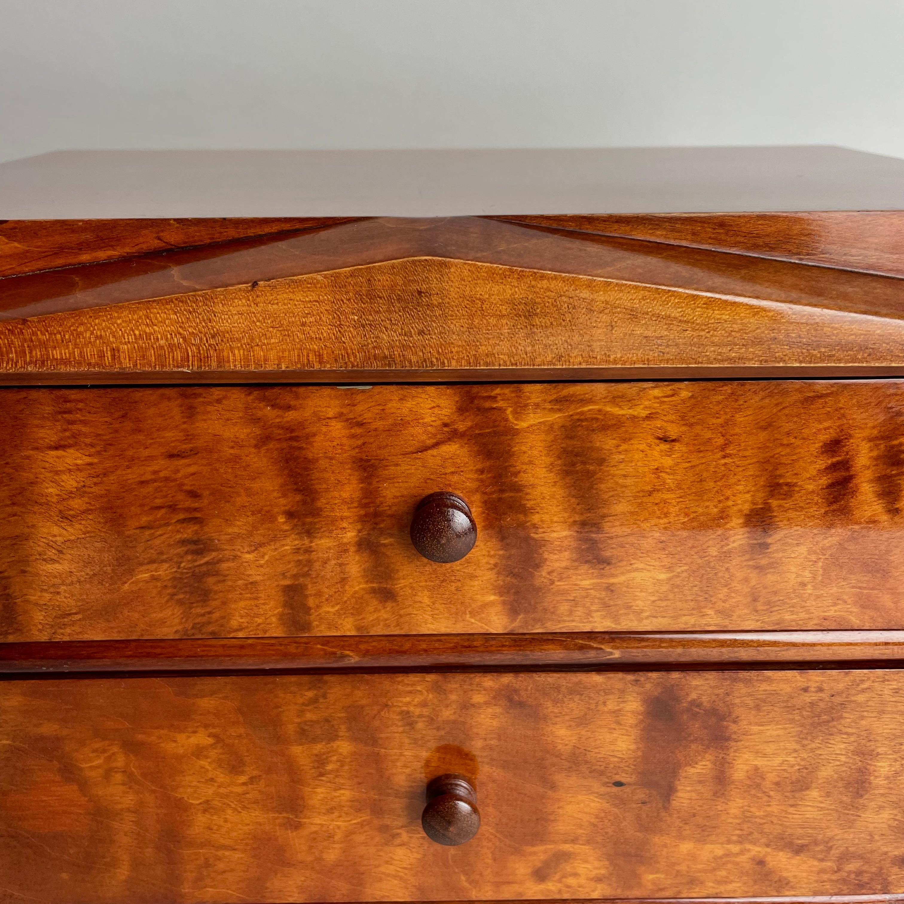 Début du XIXe siècle Charmante commode miniature suédoise en bouleau de Karl Johan des années 1820 en vente