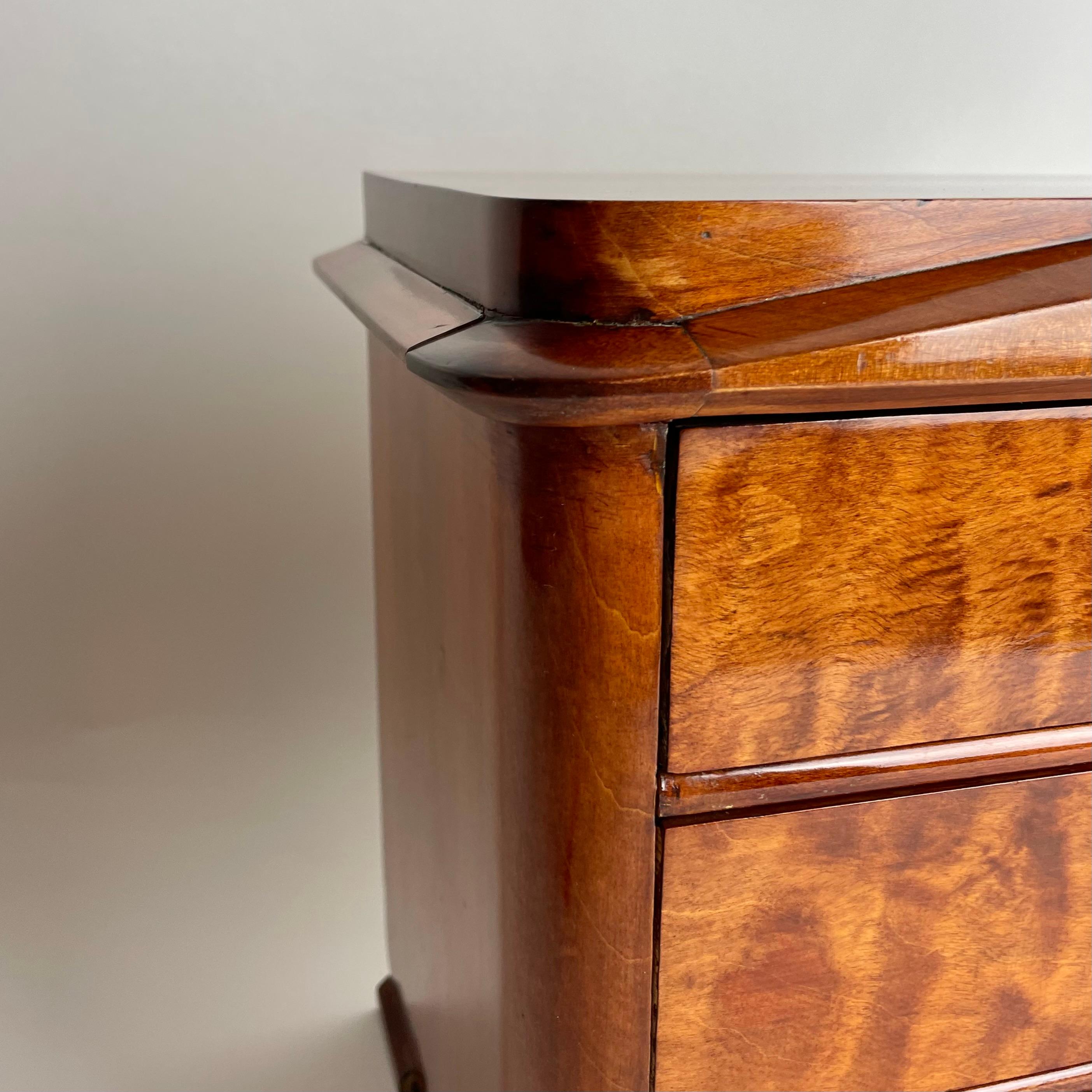 Bouleau Charmante commode miniature suédoise en bouleau de Karl Johan des années 1820 en vente