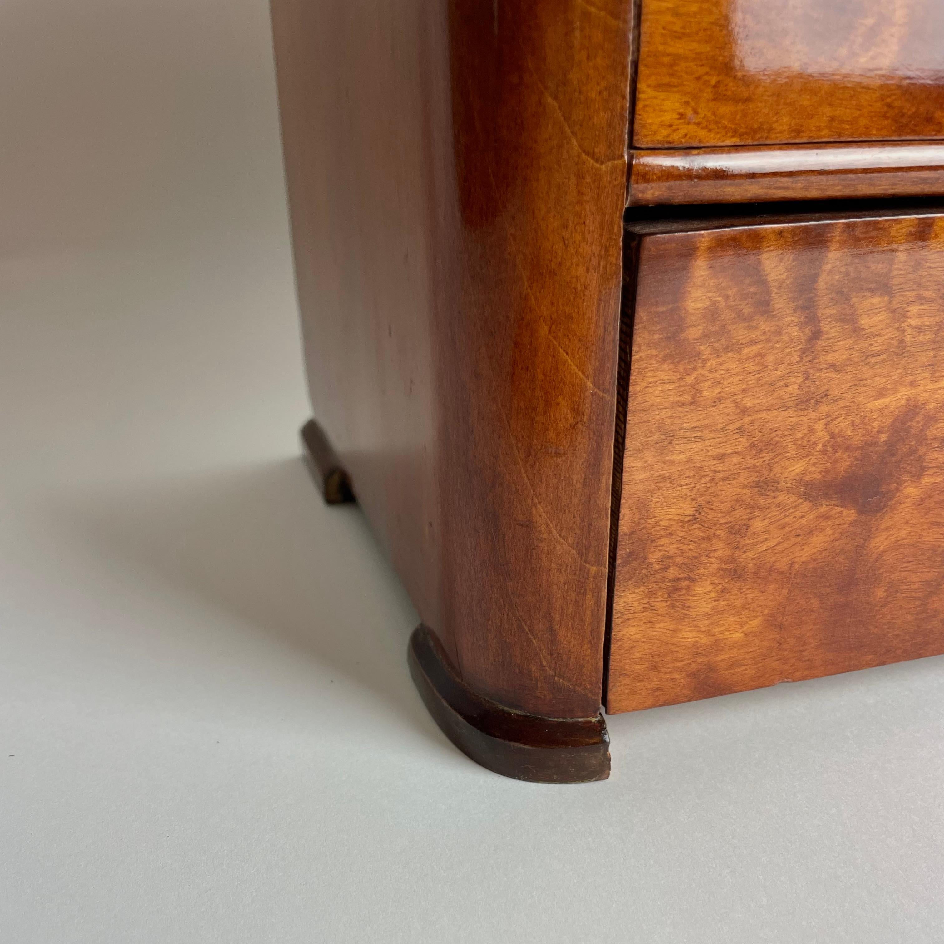 Charmante commode miniature suédoise en bouleau de Karl Johan des années 1820 en vente 1