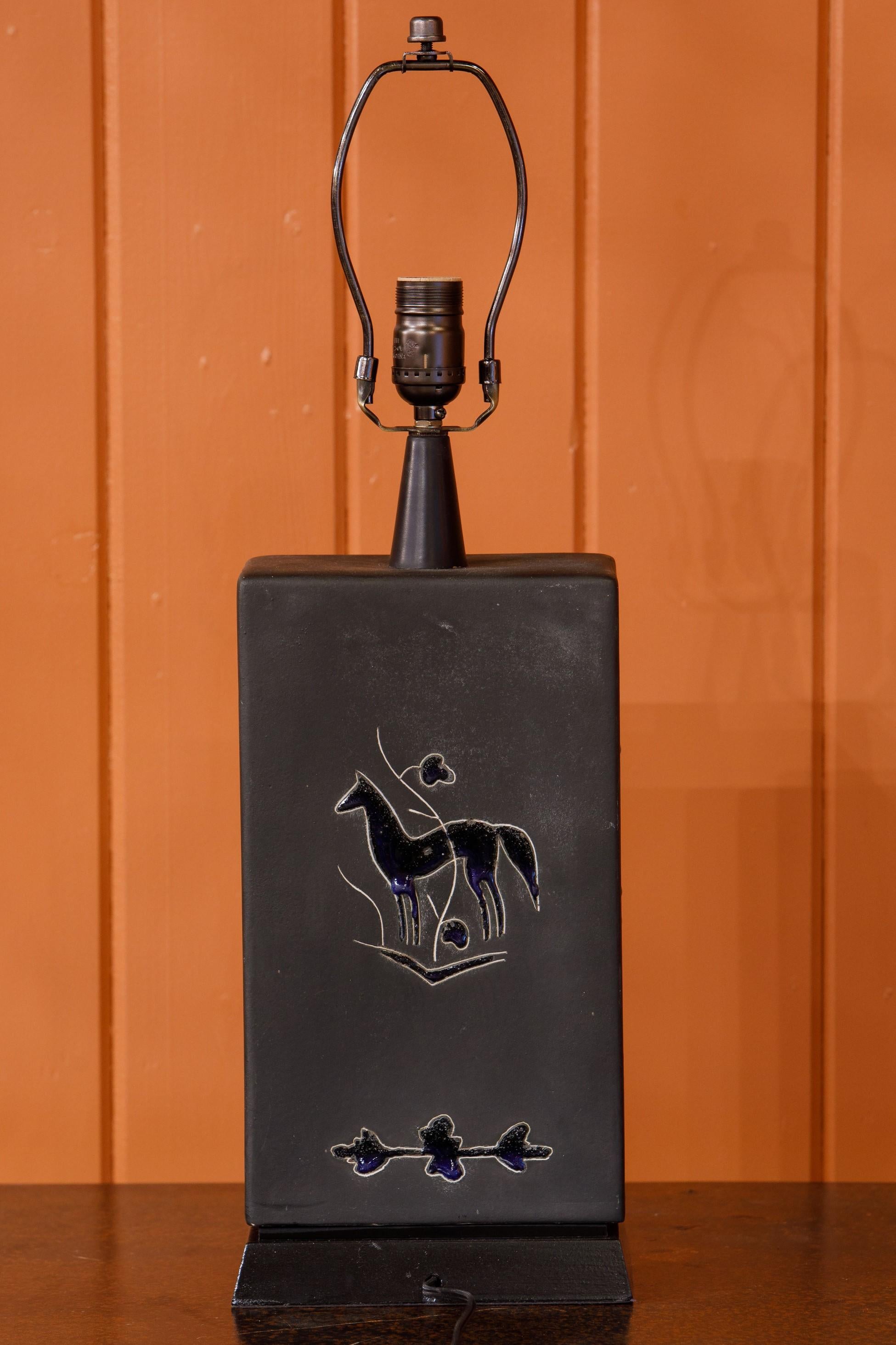 Charmante schwedische Keramiklampe mit Frau und Pferd-Design  (Skandinavische Moderne) im Angebot