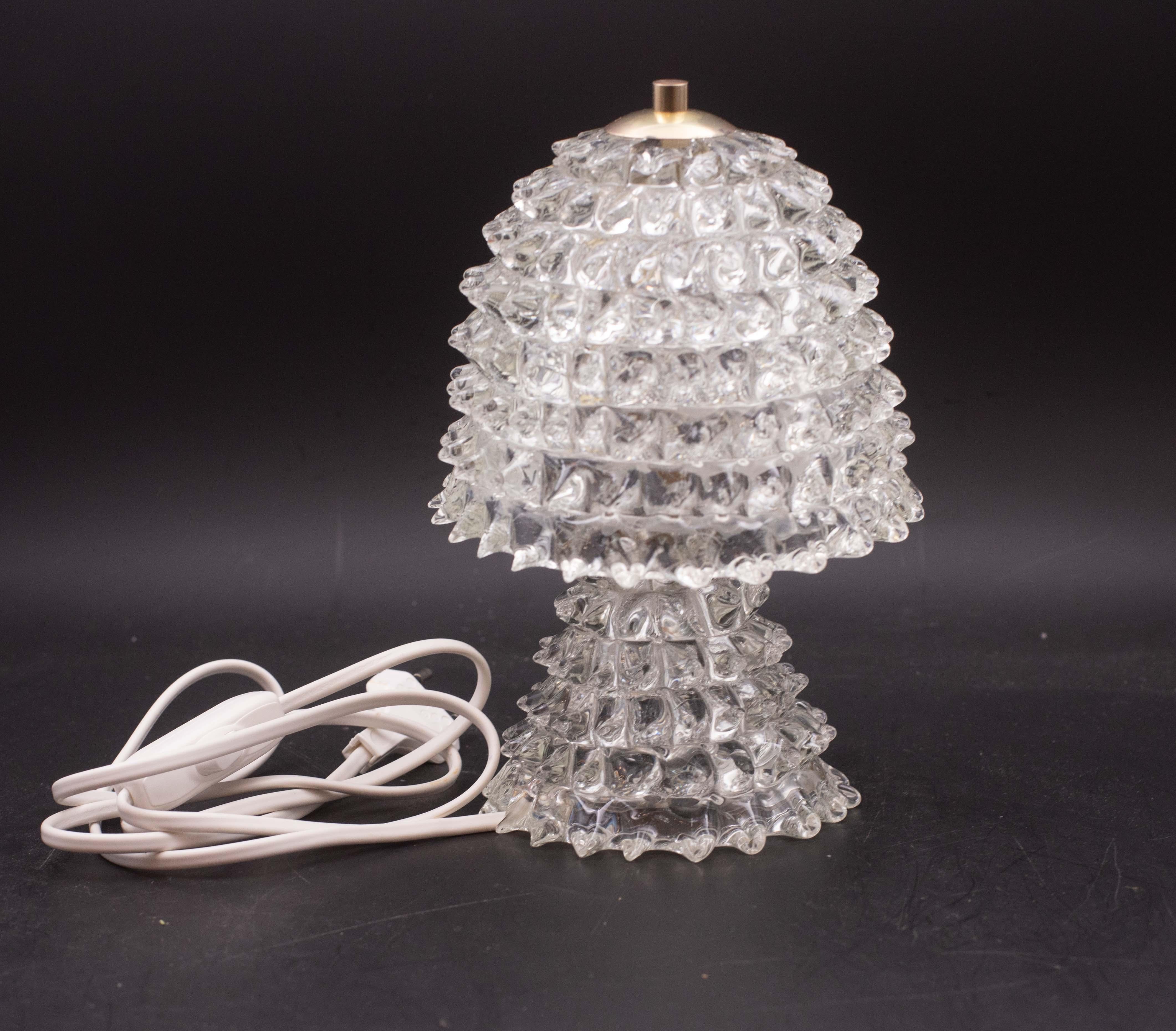 Incantevole lampada da tavolo o vaso in vetro soffiato a bocca di Murano della metà del secolo scorso.
Questo bellissimo oggetto è stato prodotto negli anni '40 in Italia da Ercole Barovier per Barovier&Toso.
Questo capolavoro è un fantastico