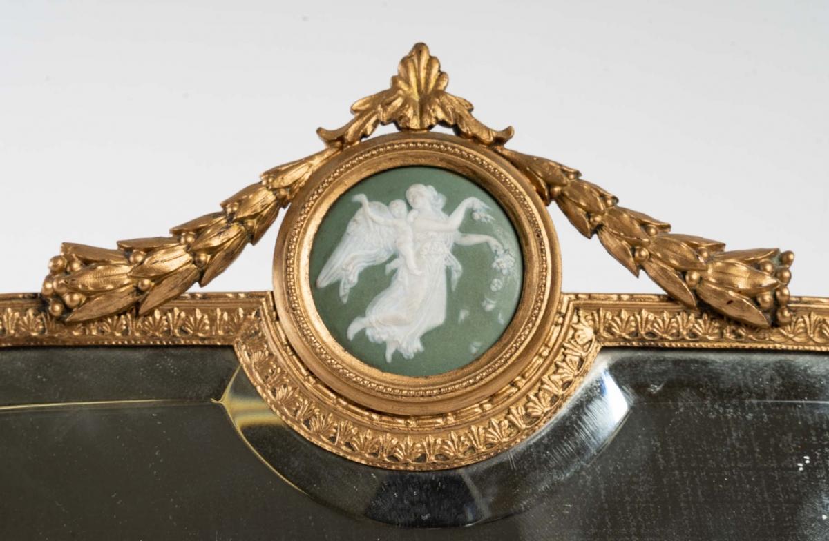 Charming table mirror, 19th century
Louis XVI style, with a Wedgwood plaque decorating the pediment.
Measures: H 35cm, L 25cm.