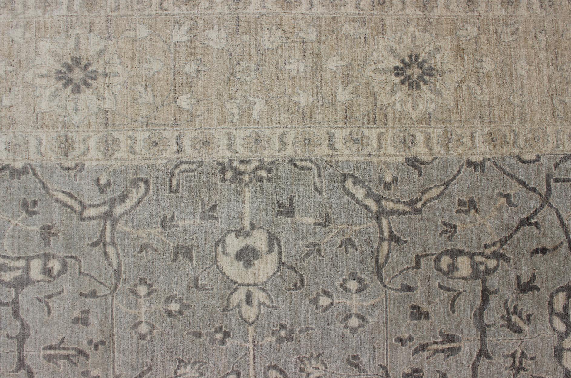 Charmant tapis Tabriz Design avec motif sur toute sa surface en gris, brun clair et crème en vente 2