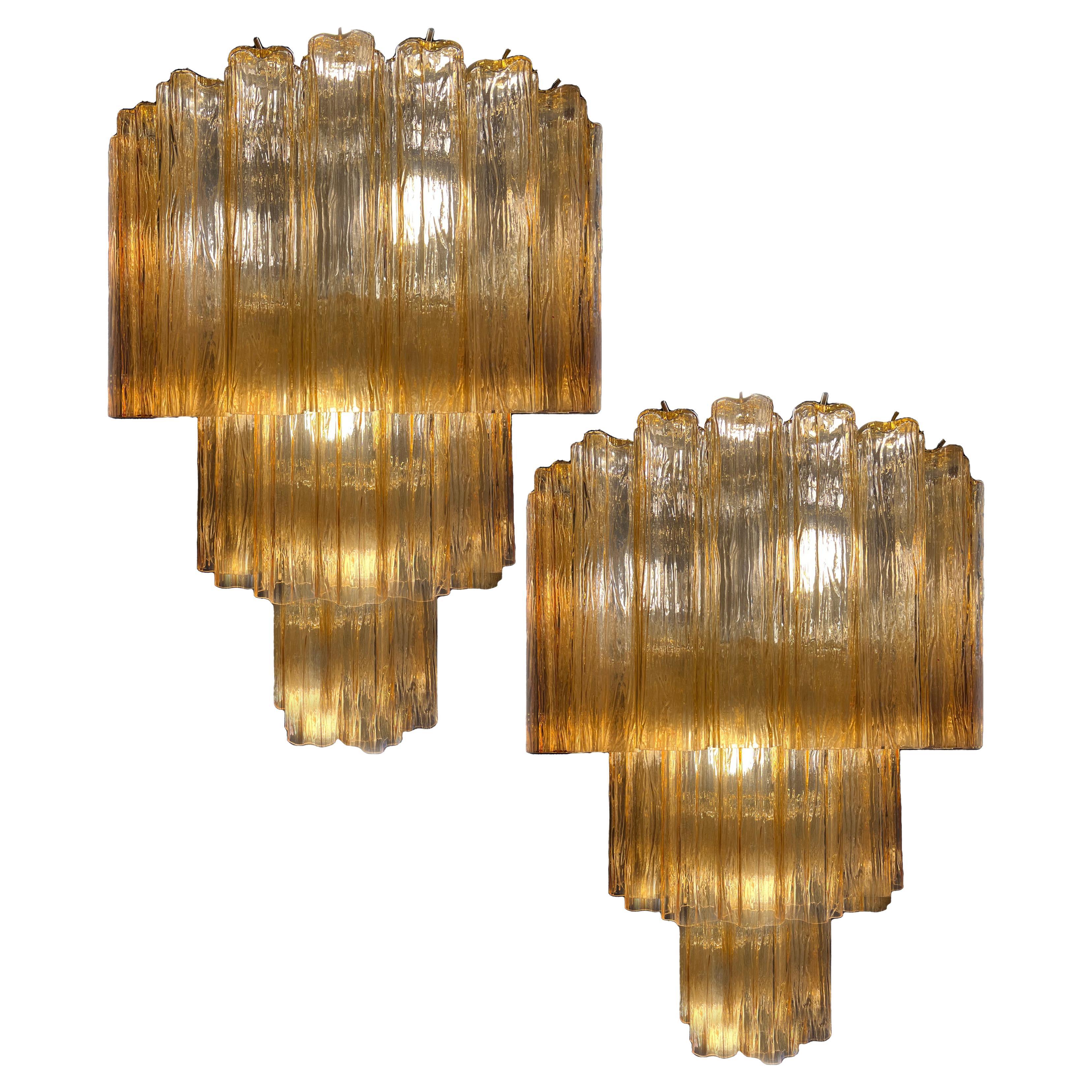 Elegant and refined Murano chandelier. The warm amber color vibrates with shades of gold, the effect is magnetic and sophisticated. The height without chain is 112 cm. It can be made to the dimensions requested by the customer.