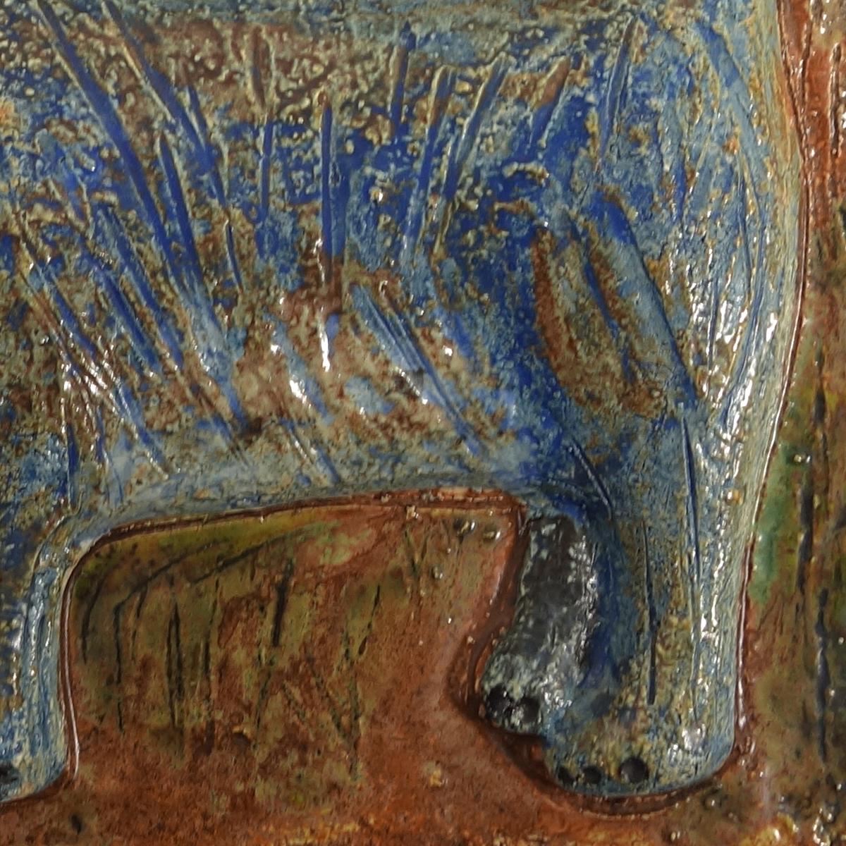 Affascinante piastrella quadrata di ceramica da parete con un gatto blu in rilievo In condizioni buone in vendita a Doornspijk, NL