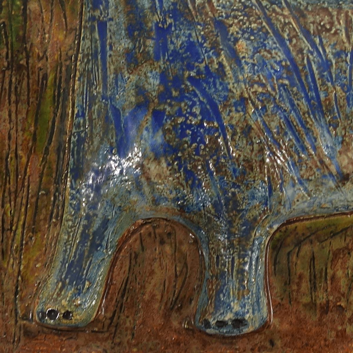 XX secolo Affascinante piastrella quadrata di ceramica da parete con un gatto blu in rilievo in vendita