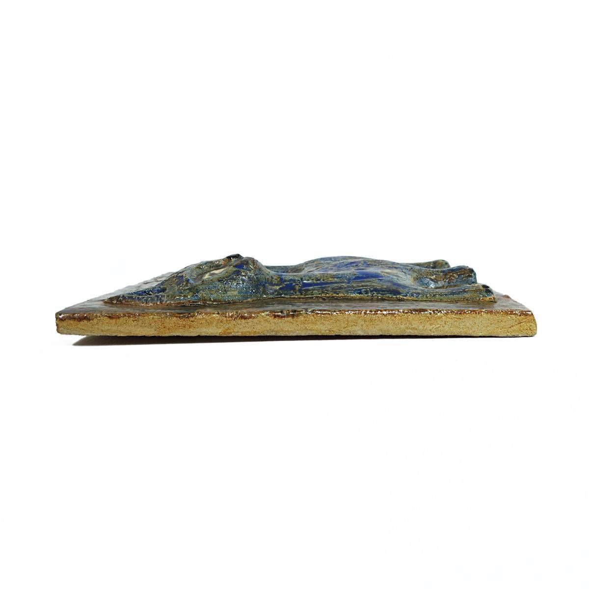 Ceramica Affascinante piastrella quadrata di ceramica da parete con un gatto blu in rilievo in vendita
