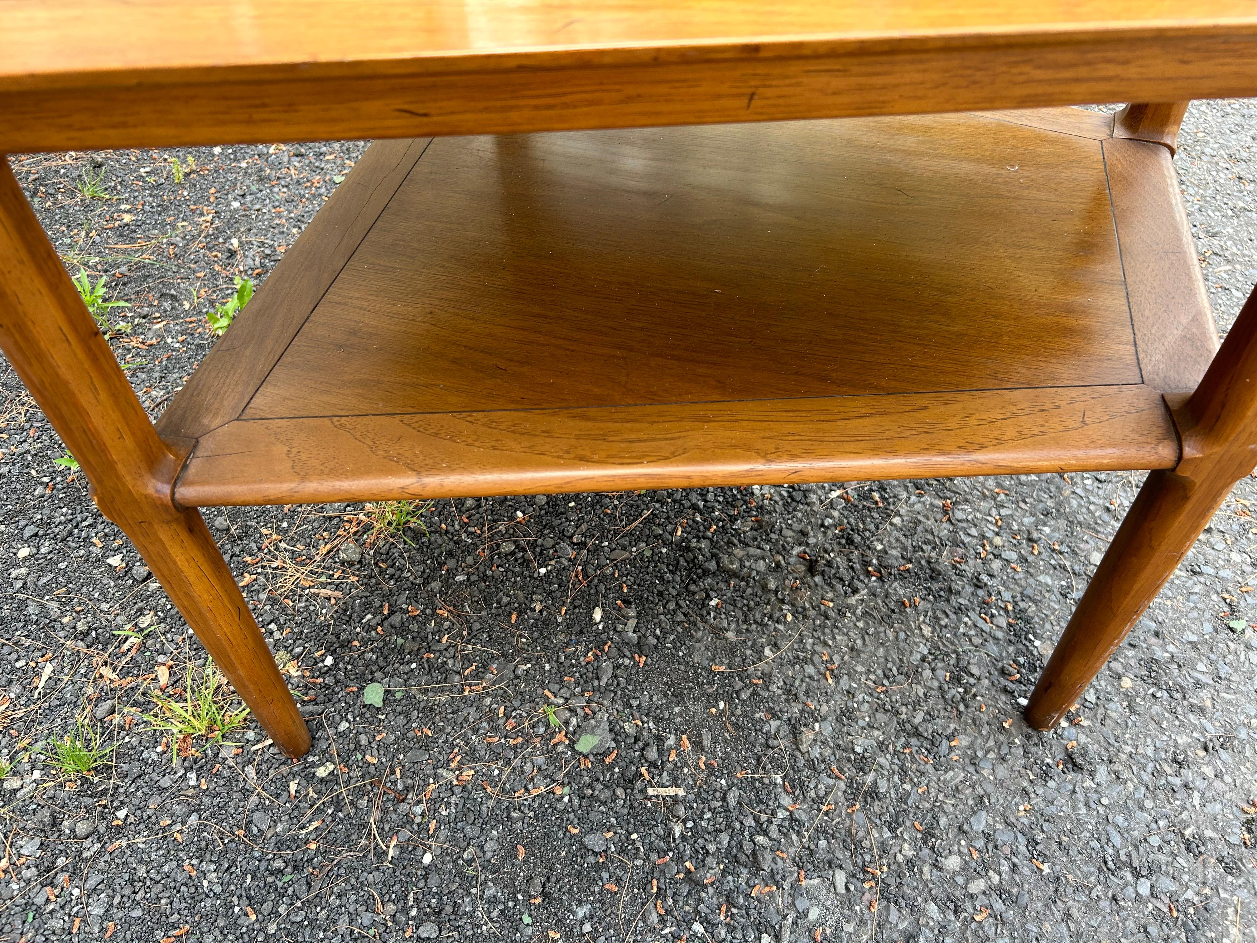 Charming Trapezoid Shaped Tomlinson Sophisticate Side/End Table Mid-Century In Good Condition For Sale In Pemberton, NJ