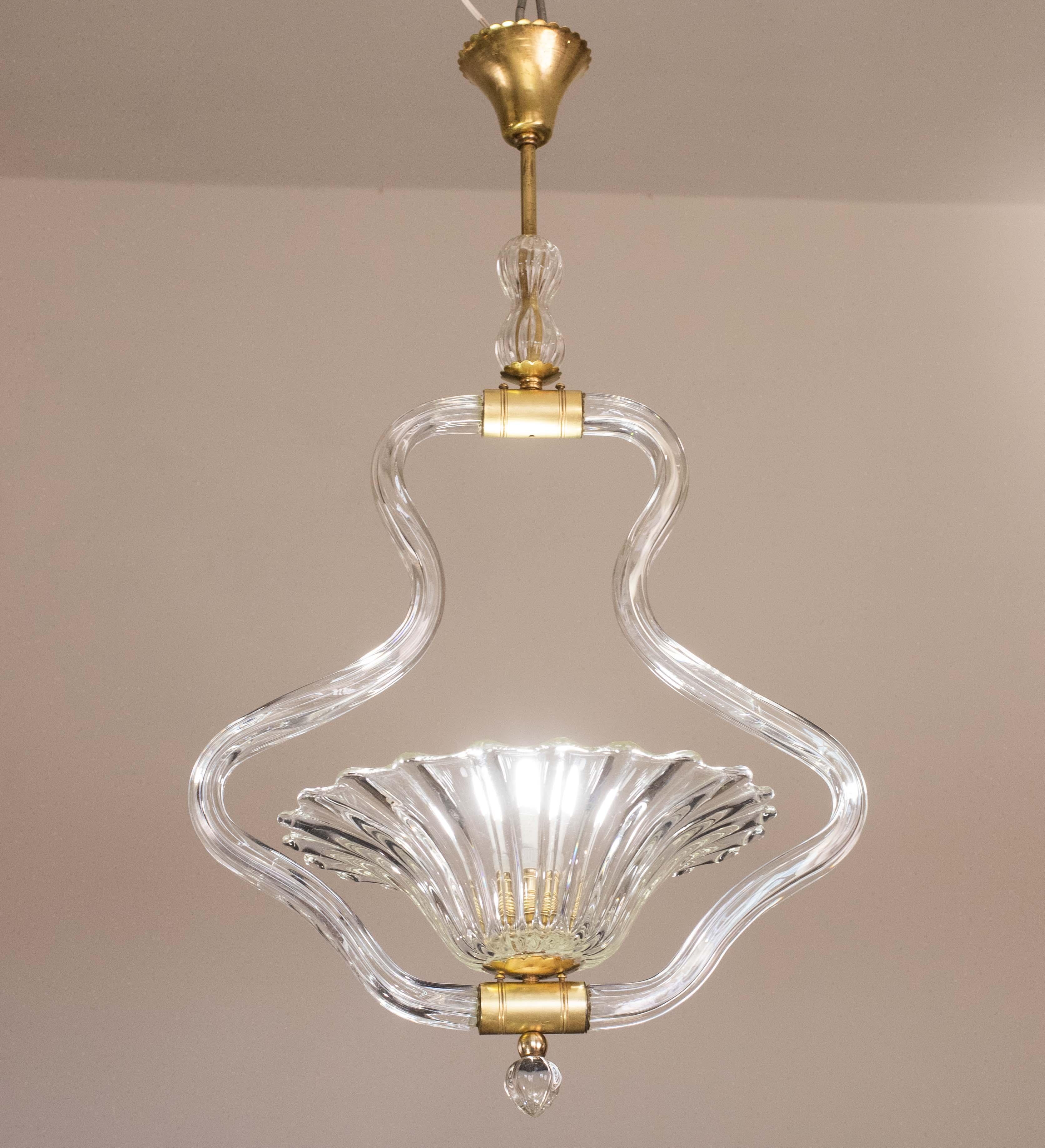 Wunderschöner Murano-Kronleuchter des Künstlers Ercole Barovier.
Der Anhänger besteht aus  Glaselementen und einer Messingstruktur.
Sie dient zur Befestigung einer europäischen Standard-E27-Lampe.
Er misst 75 Zentimeter in der Höhe und 40 Zentimeter