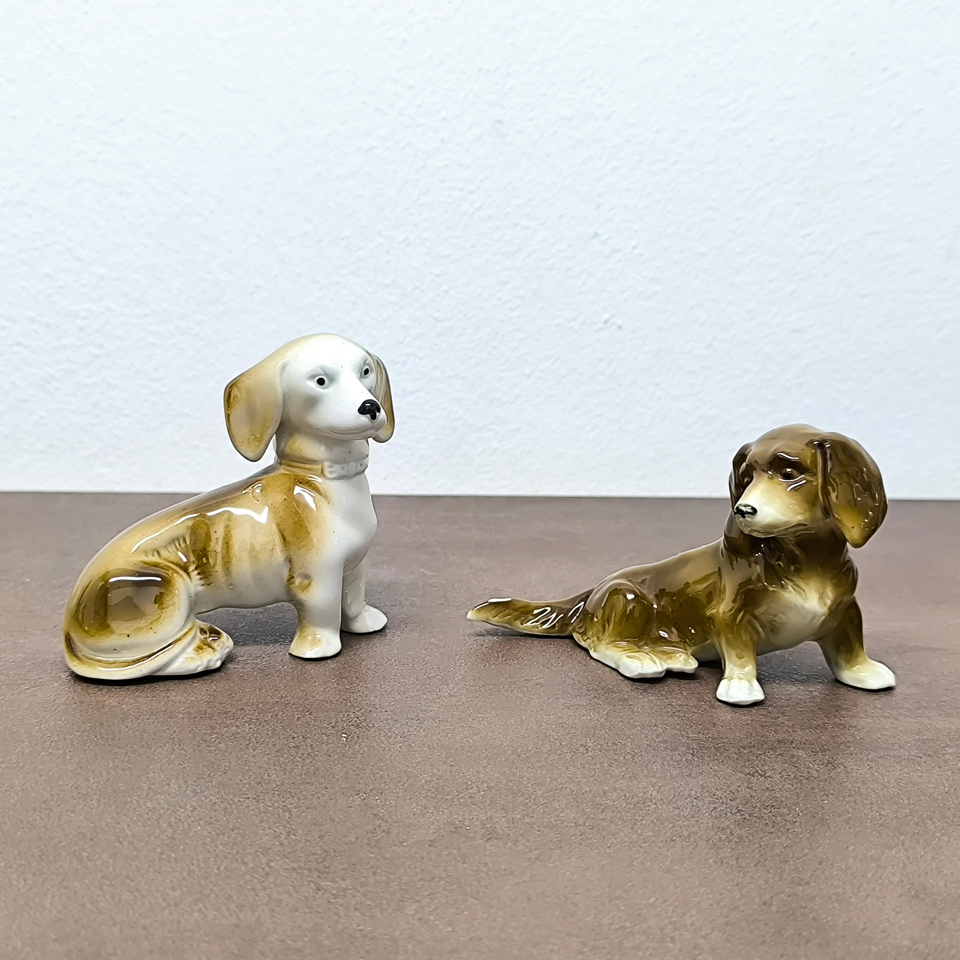 Mid-Century Modern Charmant Trio de figurines de chien en céramique du milieu du siècle - peintes à la main, prêtes à offrir en vente