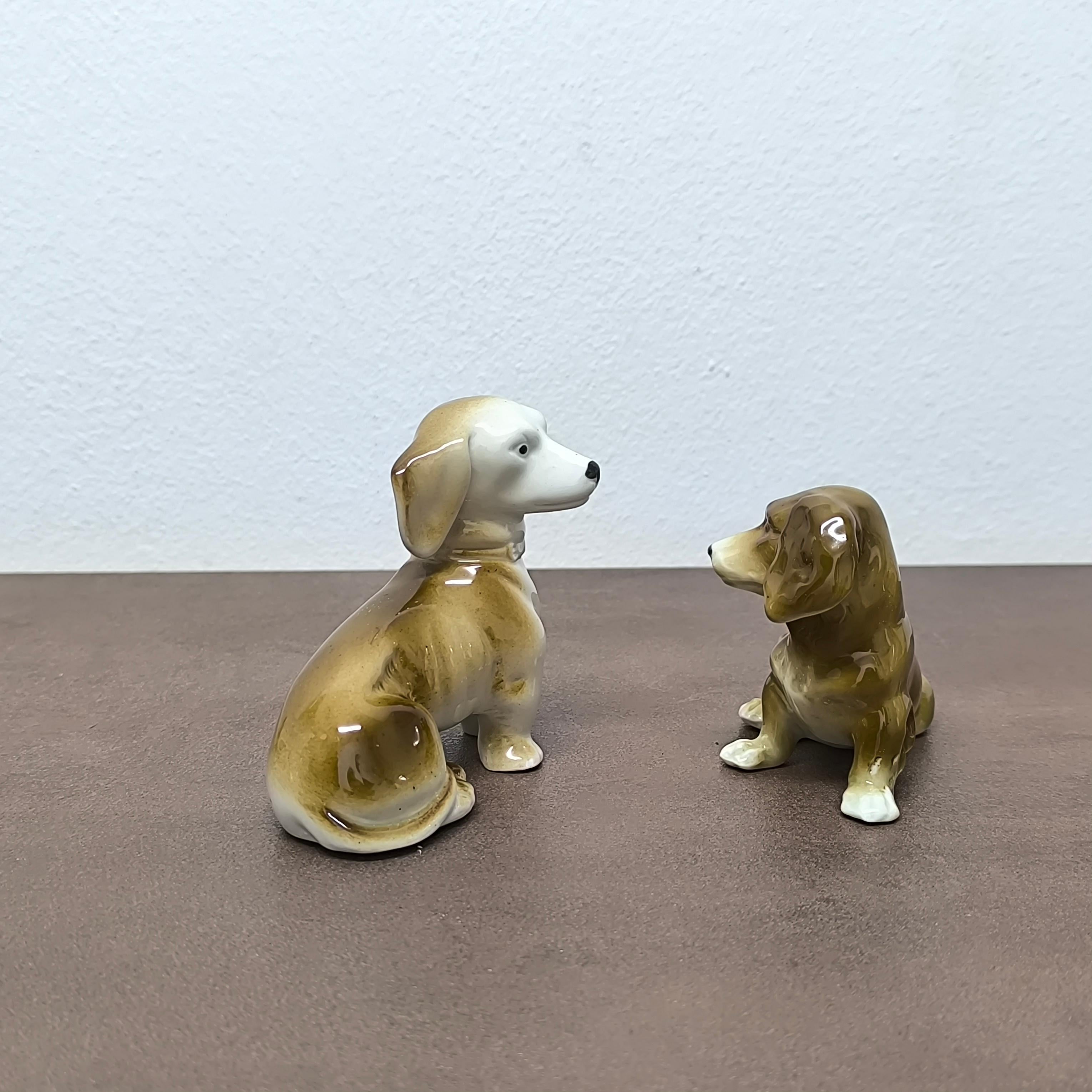 Allemand Charmant Trio de figurines de chien en céramique du milieu du siècle - peintes à la main, prêtes à offrir en vente