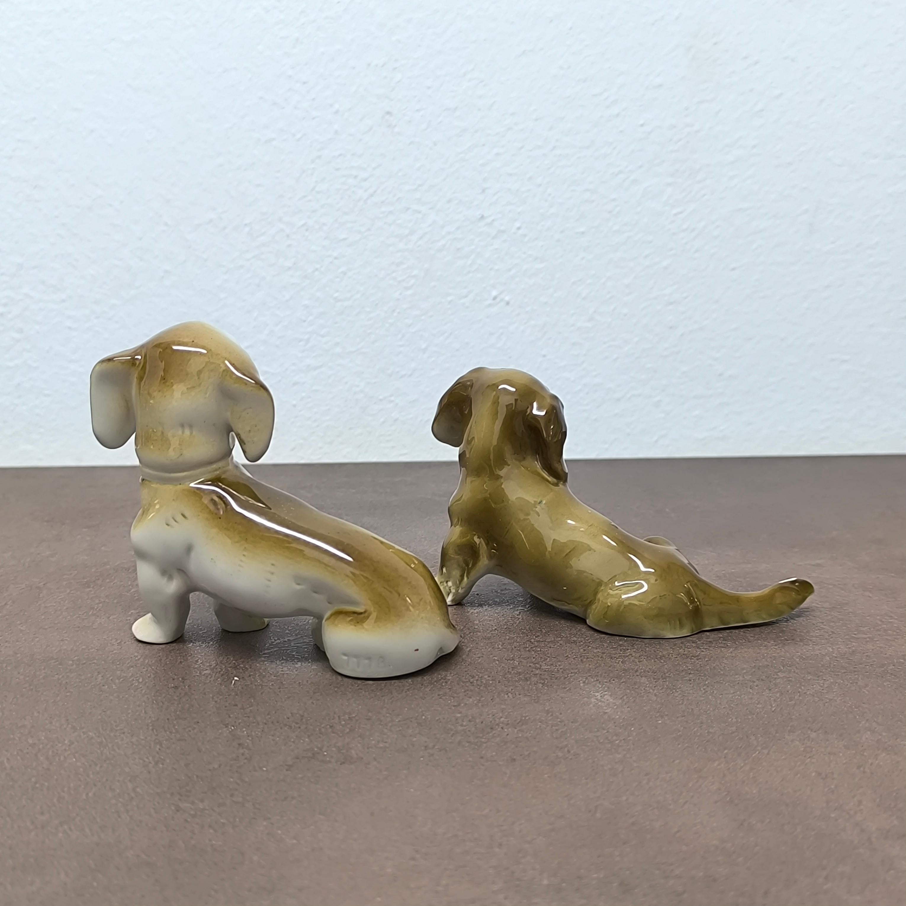 Peint à la main Charmant Trio de figurines de chien en céramique du milieu du siècle - peintes à la main, prêtes à offrir en vente