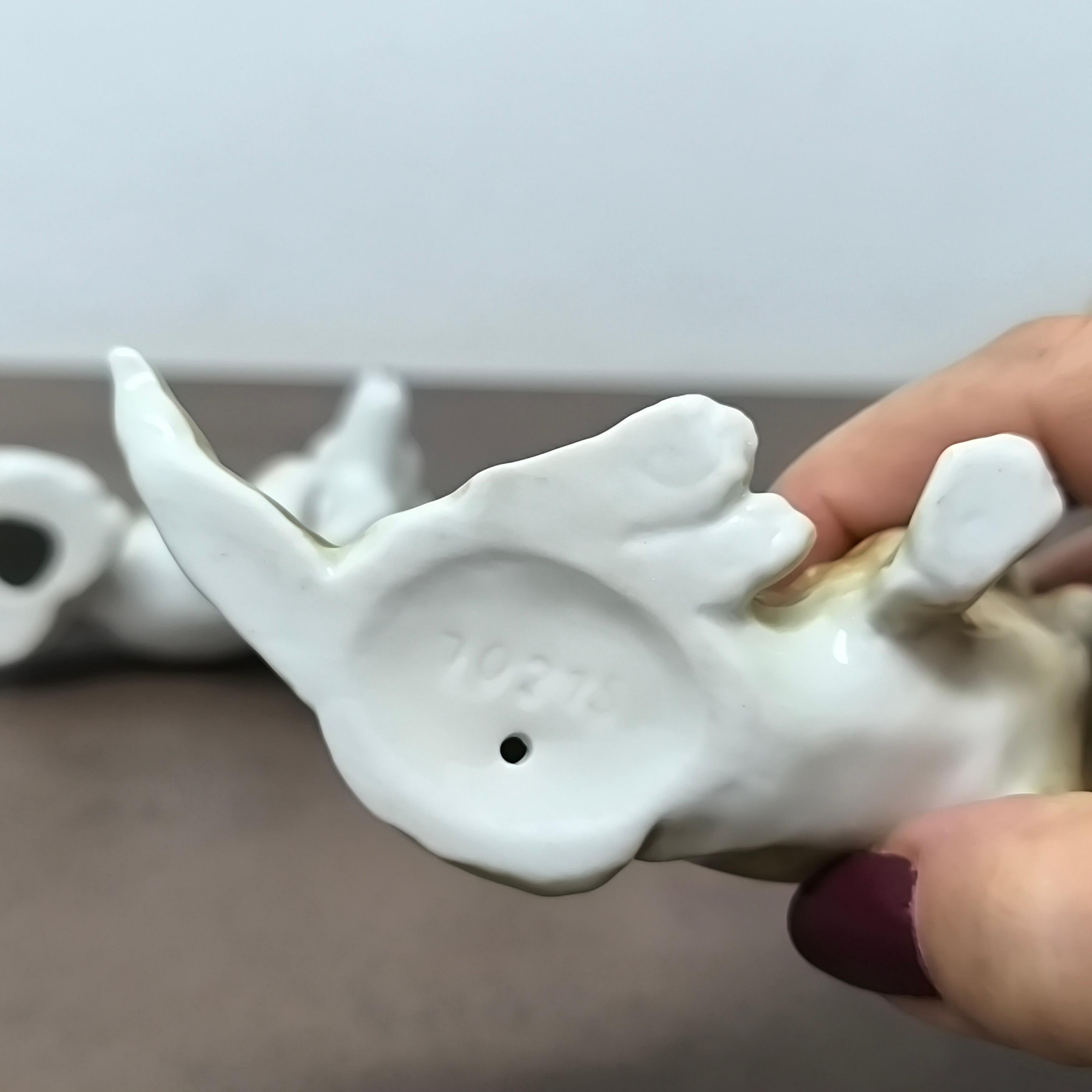 20ième siècle Charmant Trio de figurines de chien en céramique du milieu du siècle - peintes à la main, prêtes à offrir en vente