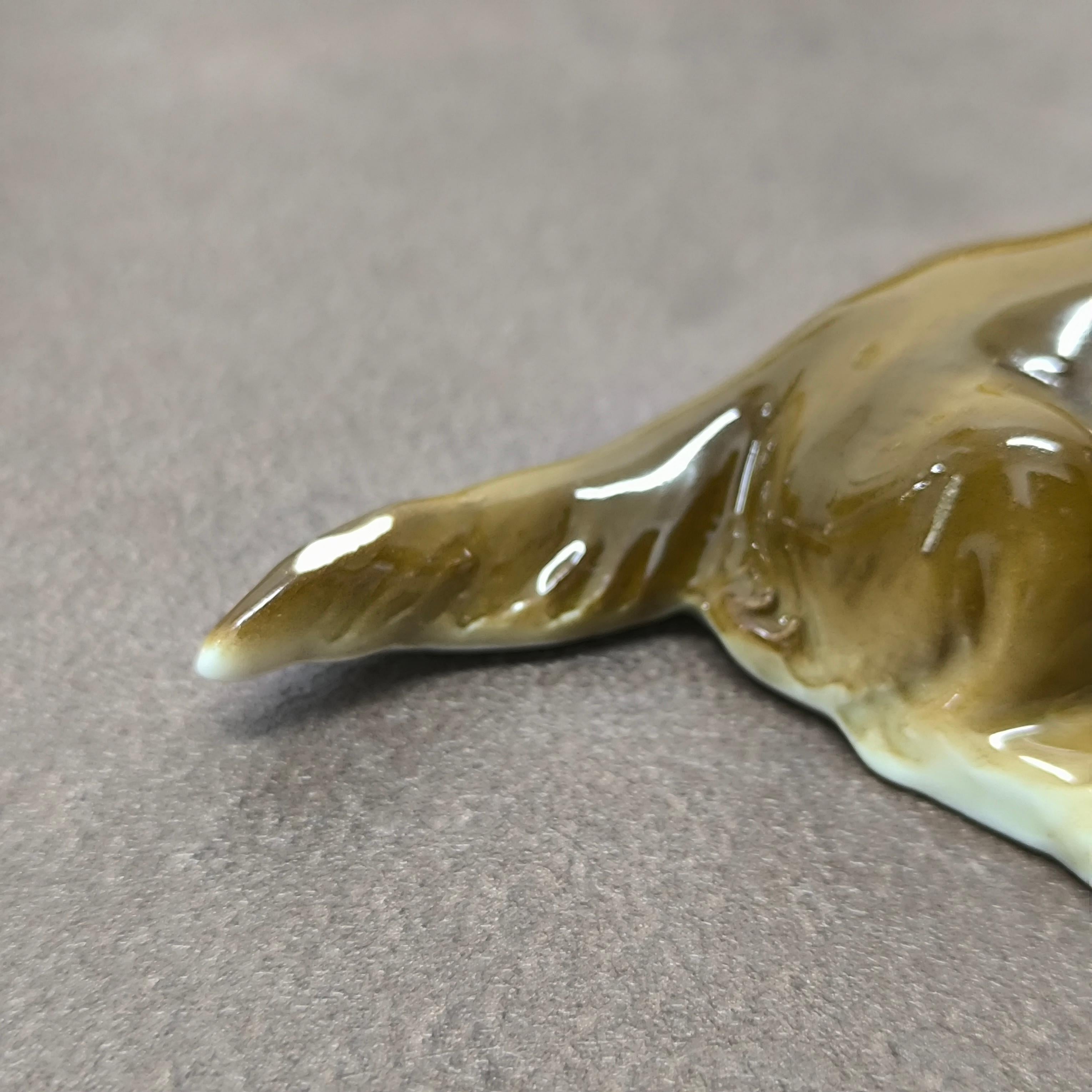 Céramique Charmant Trio de figurines de chien en céramique du milieu du siècle - peintes à la main, prêtes à offrir en vente