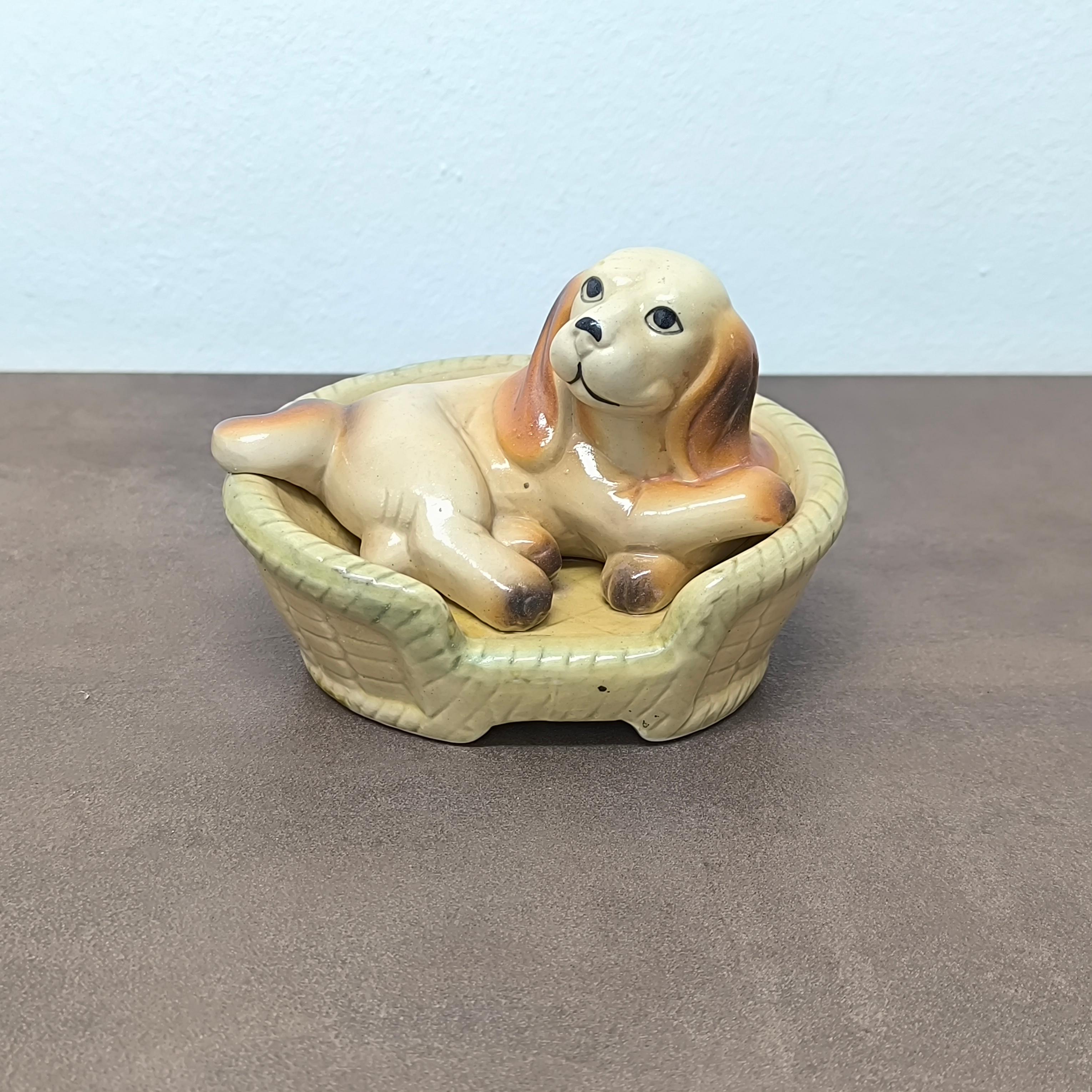 Charmant Trio de figurines de chien en céramique du milieu du siècle - peintes à la main, prêtes à offrir en vente 1