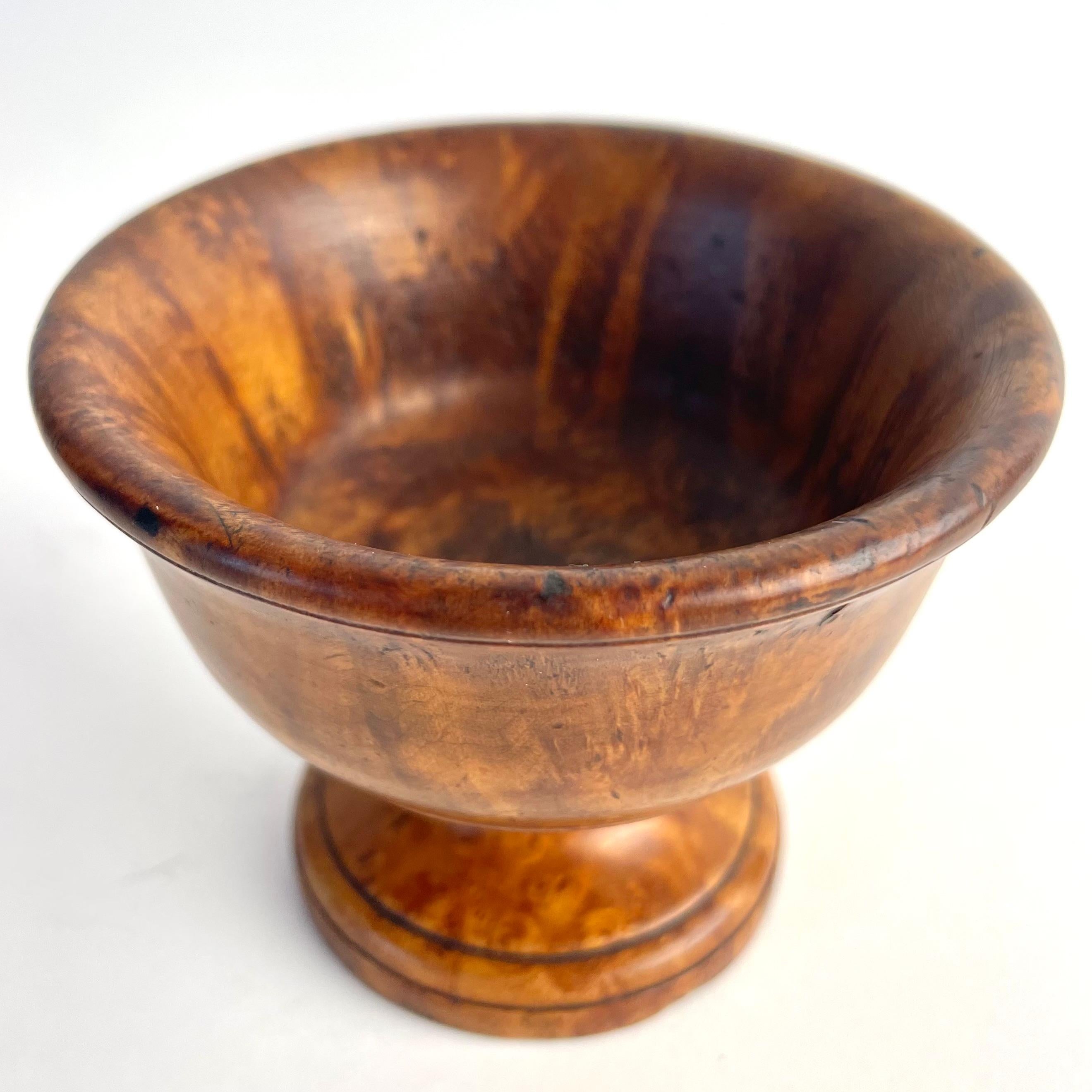 Charmante gedrechselte Schale aus Masur-Birke, Karl Johan Periode, Schweden, 1830er Jahre im Angebot 5
