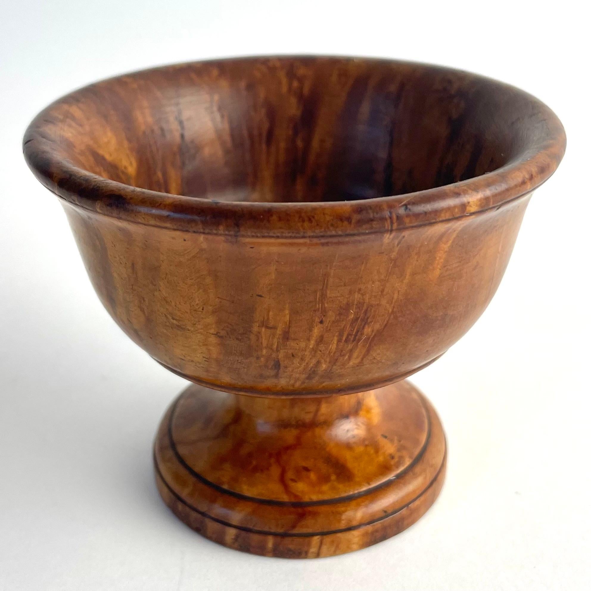 
Charmante gedrechselte Schale aus Masur-Birke, Karl Johan Periode, Schweden, 1830er Jahre

Schöne kleine Schale mit Fuß, gedrechselt aus reich gemaserter Masurbirke, hergestellt in der ersten Hälfte des 19. Jahrhunderts im Stil von Karl Johan